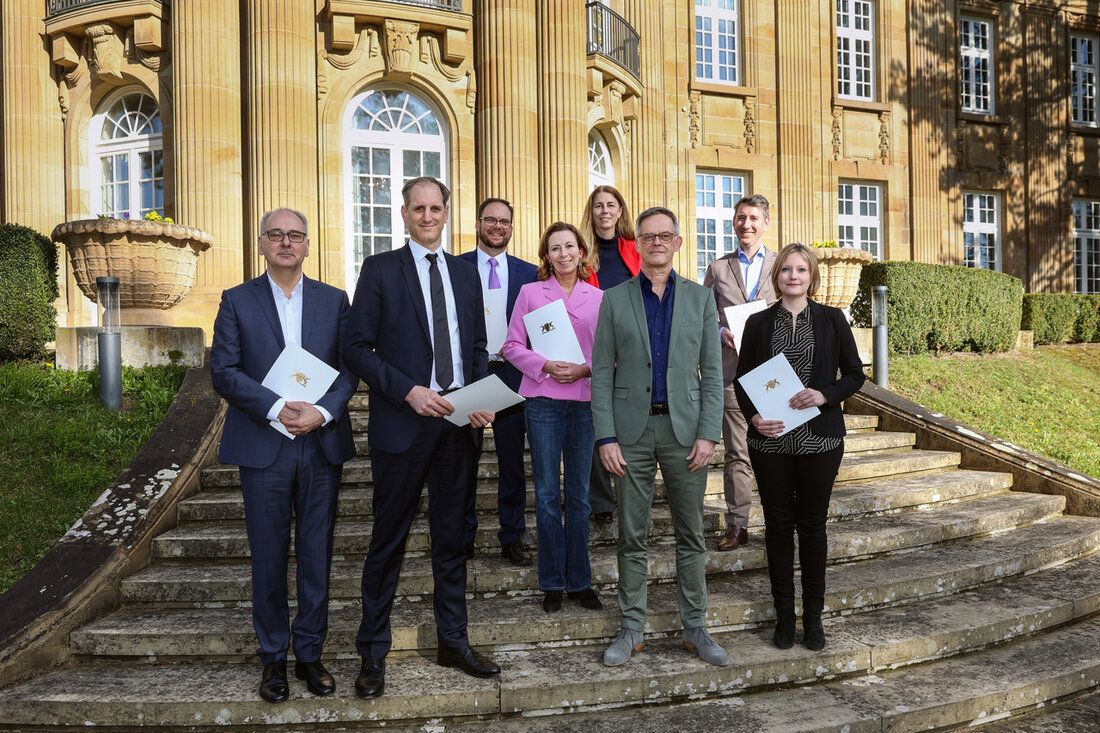 Staatssekretär Rudi Hoogvliet hat Wolfgang Kreißig erneut zum Präsidenten der Landesanstalt für Kommunikation (LFK) ernannt und den neuen Gesamtvorstand bestellt. Der Staatssekretär für Medienpolitik, Rudi Hoogvliet, hat am Dienstag, 28. März 2023, Dr. Wolfgang Kreißig erneut zum Präsidenten der Landesanstalt für Kommunikation (LFK) ernannt und den neuen Gesamtvorstand bestellt. Der Staatssekretär bezeichnete die Wiederwahl als deutliches Zeichen des Wirkens Wolfgang Kreißigs und betonte das Vertrauen, das dem Präsidenten entgegengebracht werde. Dr. Wolfgang Kreißig als Präsident wiedergewählt Am 6. Februar 2023 hatte der Medienrat der Landesanstalt für Kommunikation Dr. Kreißig einstimmig zum Präsidenten gewählt. Die Wahl der weiteren Vorstandsmitglieder erfolgte bereits …