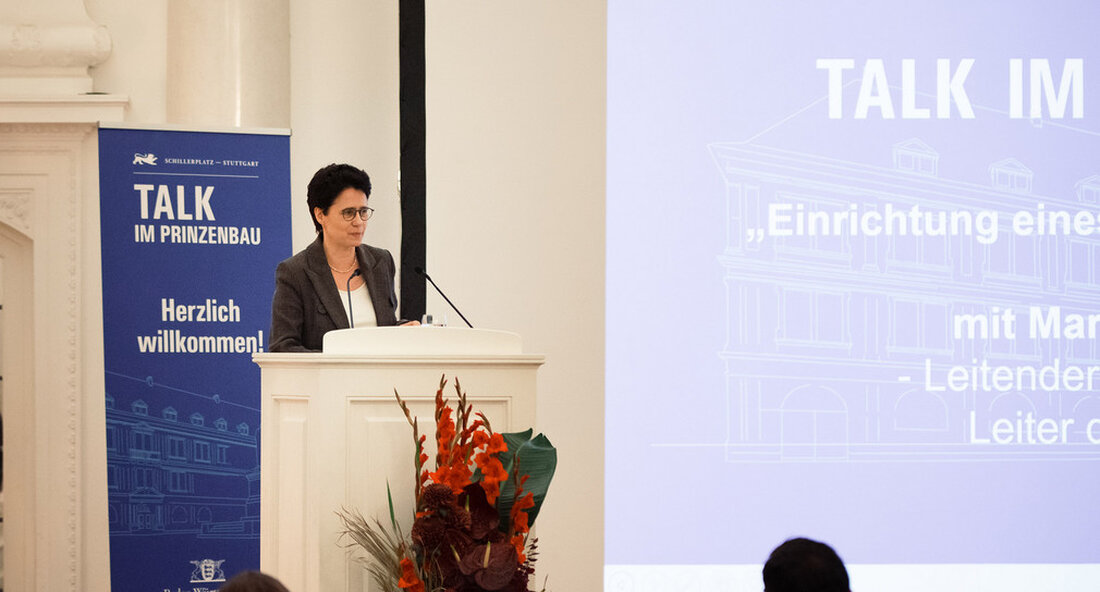 Beim vierten „Talk im Prinzenbau“ des Justizministeriums gab es verschiedene Vorträge und eine Diskussionsrunde mit Experten rund um das Thema „Cybercrime“. Für die Straftaten, die im Zeitalter und mit den Mitteln der Digitalisierung begangen werden, braucht es auch die Ermittlungsinstrumente des Digitalisierungszeitalters. Am 26. Oktober 2022 hat das Ministerium der Justiz und für Migration zum vierten „Talk im Prinzenbau“ in den Weißen Saal des Neuen Schlosses eingeladen. An diesem Abend standen Auswirkungen und Ausbreitung von „Cybercrime“ im Vordergrund. Die immer weiter fortschreitende Digitalisierung aller Bereiche des gesellschaftlichen und des wirtschaftlichen Lebens führt auch zu einem wachsenden Missbrauch von digitalen Endgeräten …