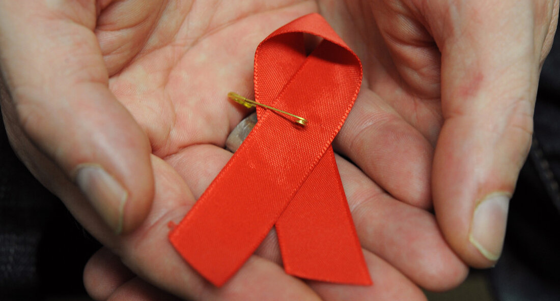 Nach Angaben des Robert Koch-Instituts leben in Baden-Württemberg schätzungsweise 11.100 Menschen mit HIV. Der Welt-Aids-Tag am 1. Dezember soll dazu beitragen, Vorurteile abzubauen und Menschen über HIV und Aids aufzuklären. Am kommenden Dienstag, dem 1. Dezember, sind 33 Jahre seit dem Welt-Aids-Tag vergangen. Laut einer Umfrage von Deutsche AIDS-Hilfe 18 Prozent der Bevölkerung wissen, dass HIV unter Therapie nicht übertragen werden kann. Jetzt ist es auch wichtig, den Rest der Menschen zu erreichen. Der Welt-Aids-Tag soll dazu beitragen, Vorurteile abzubauen und Menschen über HIV und Aids aufzuklären. Nach Angaben der Robert Koch Institut Schätzungsweise 11.100 Menschen mit HIV, darunter rund …