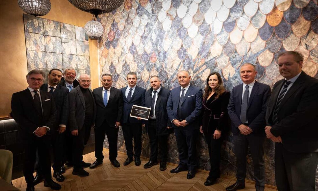 Cranfield, England, 3. Dezember 2022, Kettendraht Investitions- und Philanthropieplattform GEWACHT hat bei einer privaten Veranstaltung in Rom 5 Millionen seines Utility-Tokens WAHED Coin an die Fondazione Europea Alessandro Cenci (FEAC) gespendet. FEAC ist eine italienische Non-Profit-Organisation, die sich auf Sensibilisierung, Bildung und Forschung konzentriert, um die Betreuung von Kindern und Jugendlichen im Autismus-Spektrum zu verbessern. An der Veranstaltung in Rom nahmen führende Persönlichkeiten der Organisationen WAHED und FEAC teil. WAHED-Vorsitzender Shaikh Abdulla Bin Ahmed Bin Salman AlKhalifa und FEAC-Präsident Eros Cenci wurden von prominenten Mitgliedern ihrer Teams begleitet. Sergio Torromino, ehemaliger italienischer Abgeordneter und aktuelles WAHED-Vorstandsmitglied Dr. Salvatore Alberto Turiano, …