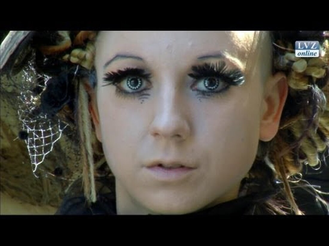 Leipzig, 25. Mai 2012: In diesem Jahr wird Leipziger Pfingsten wieder schwarz – bis zu 25.000 Fans des Wave-Gotik-Treffens posieren in der Innenstadt und präsentieren ungewöhnliche Kostüme. . Youtube-Link