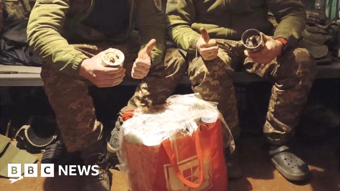 Eine Gruppe von Imkern hat mehr als 17,7 Stein (113 kg) Bienenwachs für die Kriegsanstrengungen in der Ukraine gespendet. Ukrainische Soldaten haben das Wachs als Kerzen an der Front verwendet. Die Braintree Imkervereinigung in Essex hat 350 Wachsbriketts und 60 Stumpenkerzen aus Bienenwachs gespendet. „Ich freue mich, dass ich ein bisschen helfen konnte“, sagte Joyce Wells von Witham, ein Komiteemitglied der Vereinigung, die das Wachs gesammelt hat. „Wir haben ukrainische Flüchtlinge vor Ort, die es sehr genossen haben, bei den Imkern zu sein, und wir haben sie in unser Herz geschlossen.“ Frau Wells, eine 68-jährige Schulkrankenschwester, beschäftigte einen ukrainischen Flüchtling …