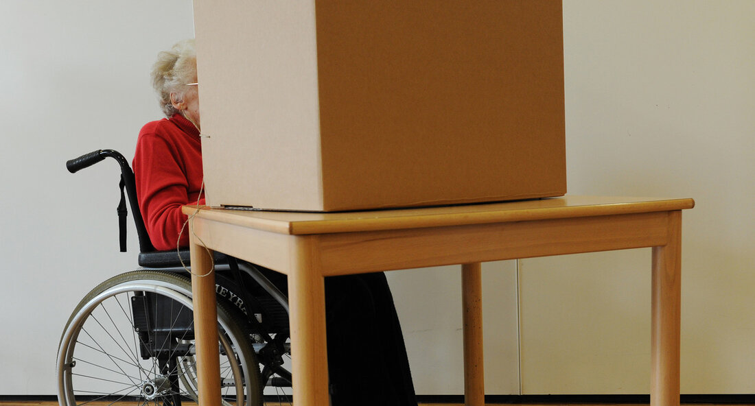 Am 9. Juni 2024 finden in Deutschland die Europa- und Kommunalwahlen statt. In einer kürzlich veröffentlichten Pressemitteilung rufen die Beauftragten der Belange von Menschen mit Behinderungen von Bund und Ländern dazu auf, an den Wahlen teilzunehmen, um ein deutliches Zeichen für Demokratie und Menschenwürde zu setzen und sich gegen Hass, Hetze und Gewalt gegen Menschen mit Behinderungen zu positionieren. In ihrem Appell betonen die Beauftragten die Bedeutung der demokratischen Grundwerte und den Schutz der Menschenwürde, wie sie auch in Artikel 3 Absatz 3 Satz 2 des Grundgesetzes verankert sind: „Niemand darf wegen seiner Behinderung benachteiligt werden.“ Es wird darauf hingewiesen, …
