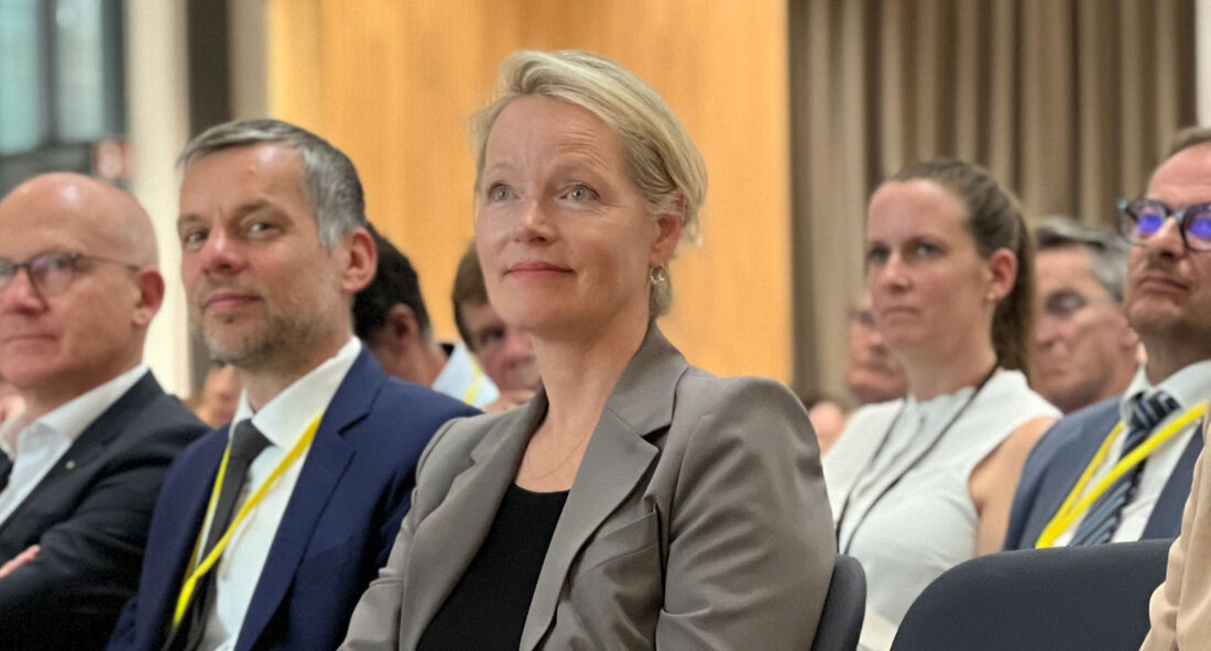 Baden-Württemberg plant, bis 2040 eine klimaneutrale Wirtschaft zu erreichen. Dies erfordert vor allem im Bereich der Wärme enorme Anstrengungen, insbesondere auf kommunaler Ebene. Um diesen Zielen näher zu kommen, hat das Umweltministerium am 17. Juli 2023 alle Beteiligten zu einem wichtigen Wärmegipfel eingeladen. Dieser Gipfel stellt den Startpunkt für einen Dialogprozess dar, wie die Klimaziele in der Praxis erreicht werden können. Ein entscheidender Schritt zur Umsetzung der Klimaziele besteht darin, dass das Land die 104 Stadtkreise und Großen Kreisstädte zu einer kommunalen Wärmeplanung verpflichtet. Diese Wärmepläne müssen bis Ende 2023 vorliegen und zeigen auf, wie die Wärmeversorgung vor Ort bis …