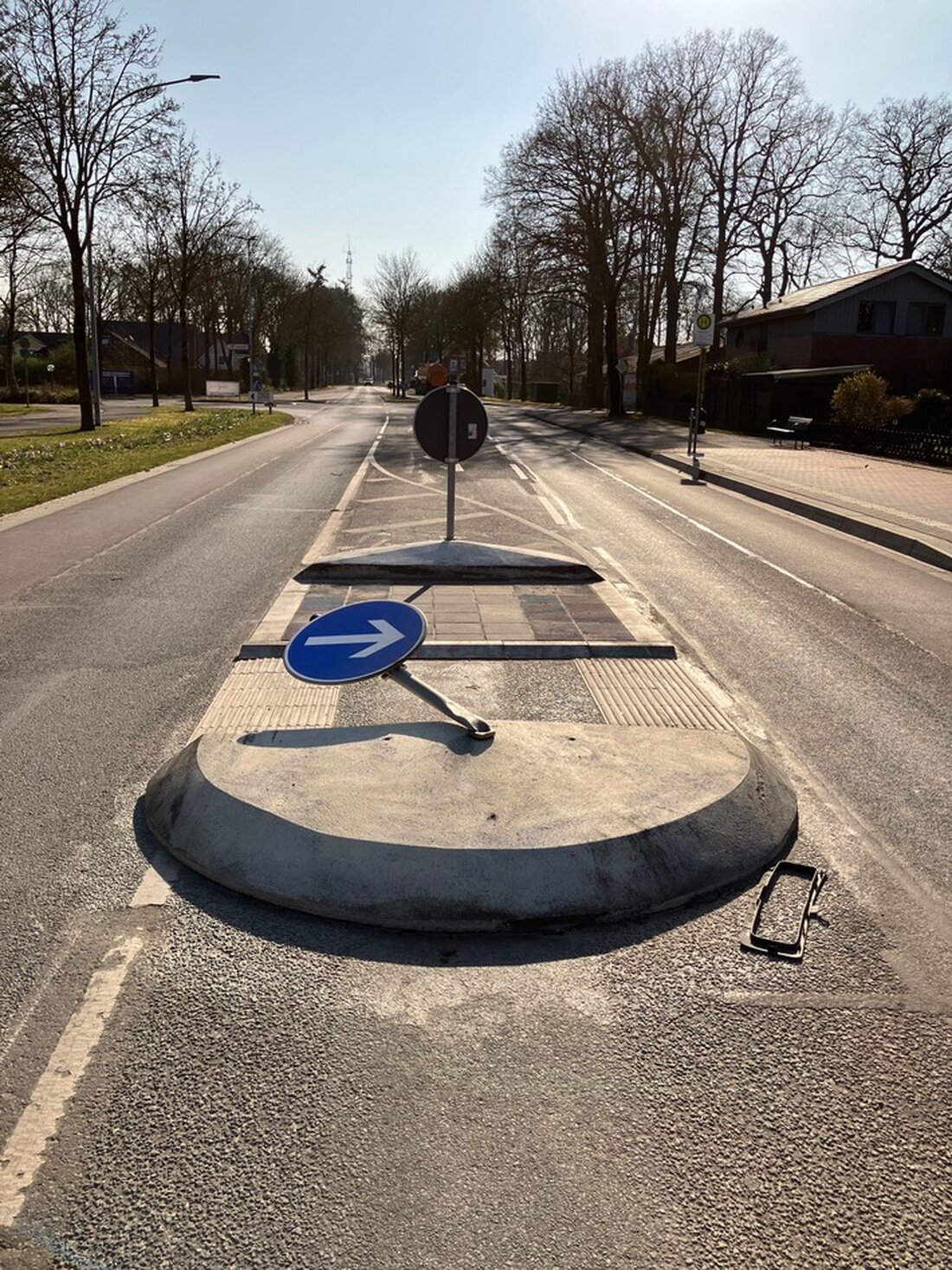 Polizei sucht Zeugen nach Waffenvorfall und Einbruch in Sottrum. Hinweise zu beschädigtem Verkehrszeichen erbeten.