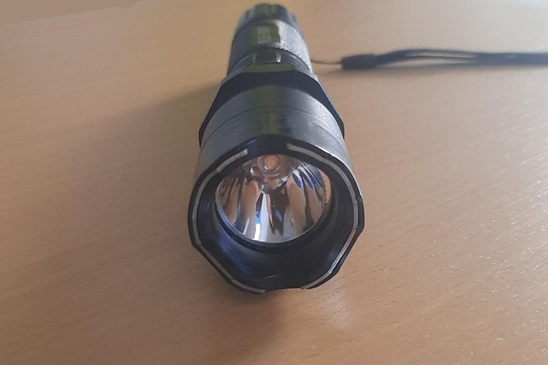 Bundespolizei sichert getarnten Elektroschocker am Flughafen Bremen. Der Vorfall ereignete sich bei einer Sicherheitskontrolle.