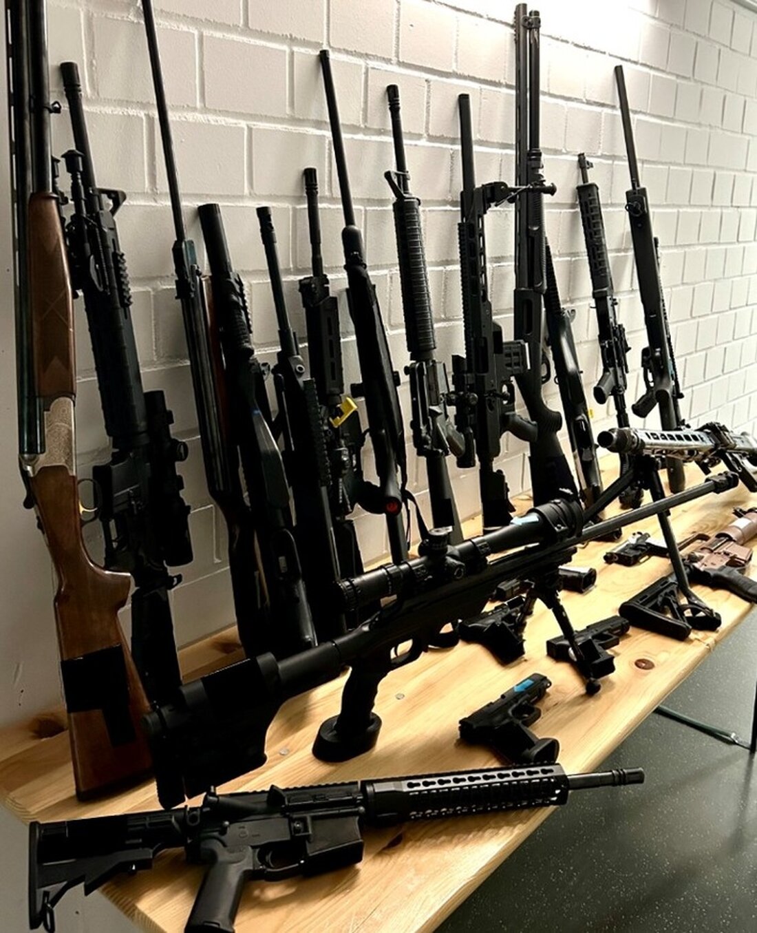 In Wietmarschen/Lohne wurden bei einer Durchsuchung erhebliche Mengen an Waffen und Munition bei einem mutmaßlichen Reichsbürger sichergestellt.