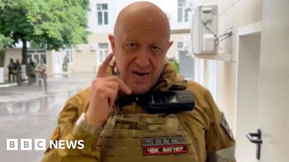 Wagner-Chef Jewgeni Prigoschin – der letzten Monat einen kurzlebigen Aufstand in Russland anführte – sei in Russland und nicht in Weißrussland, sagt der weißrussische Führer. Prigoschins Aufenthaltsort ist ein Rätsel, seit er während der Meuterei in Südrussland gesehen wurde. Im Rahmen einer Vereinbarung zur Beendigung der Pattsituation wurde die Anklage gegen Prigozhin fallen gelassen und ihm und seinen Kämpfern sollte erlaubt werden, nach Weißrussland zu ziehen. Der belarussische Staatschef Alexander Lukaschenko half bei der Vermittlung des Deals. Vor etwas mehr als einer Woche sagte Herr Lukaschenko, der Weißrussland seit 1994 regiert und von dem allgemein angenommen wird, dass er die …