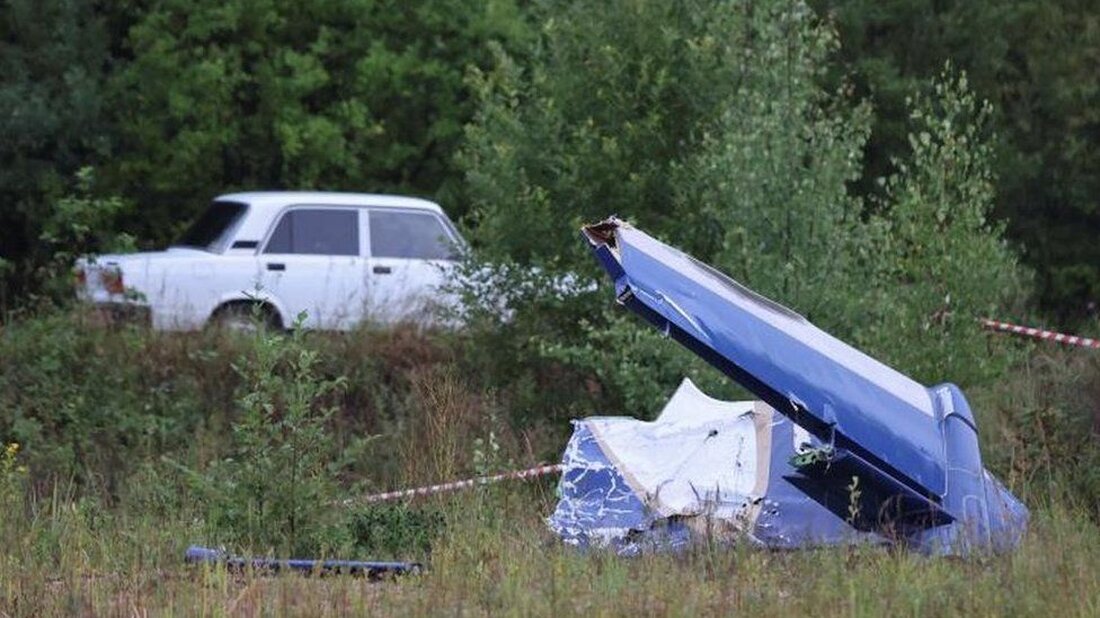 Nach Angaben russischer Beamter wurde Wagner-Chef Jewgeni Prigoschin nach einer genetischen Analyse der Leichen, die beim Flugzeugabsturz am Mittwoch gefunden wurden, als tot bestätigt. Das Untersuchungskomitee (SK) sagte, die Identität aller zehn Opfer sei festgestellt worden und entspreche denen auf der Passagierliste des Fluges. Prigoschins Privatjet stürzte am 25. August nordwestlich von Moskau ab und tötete alle Insassen. Der Kreml hat Spekulationen zurückgewiesen, er sei für den Absturz verantwortlich. Der SK sagte, er führe die strafrechtlichen Ermittlungen fort. „Die molekulargenetischen Tests sind abgeschlossen“, hieß es in einer Stellungnahme. „Den Ergebnissen zufolge stehen die Identitäten aller zehn Verstorbenen fest und sie …