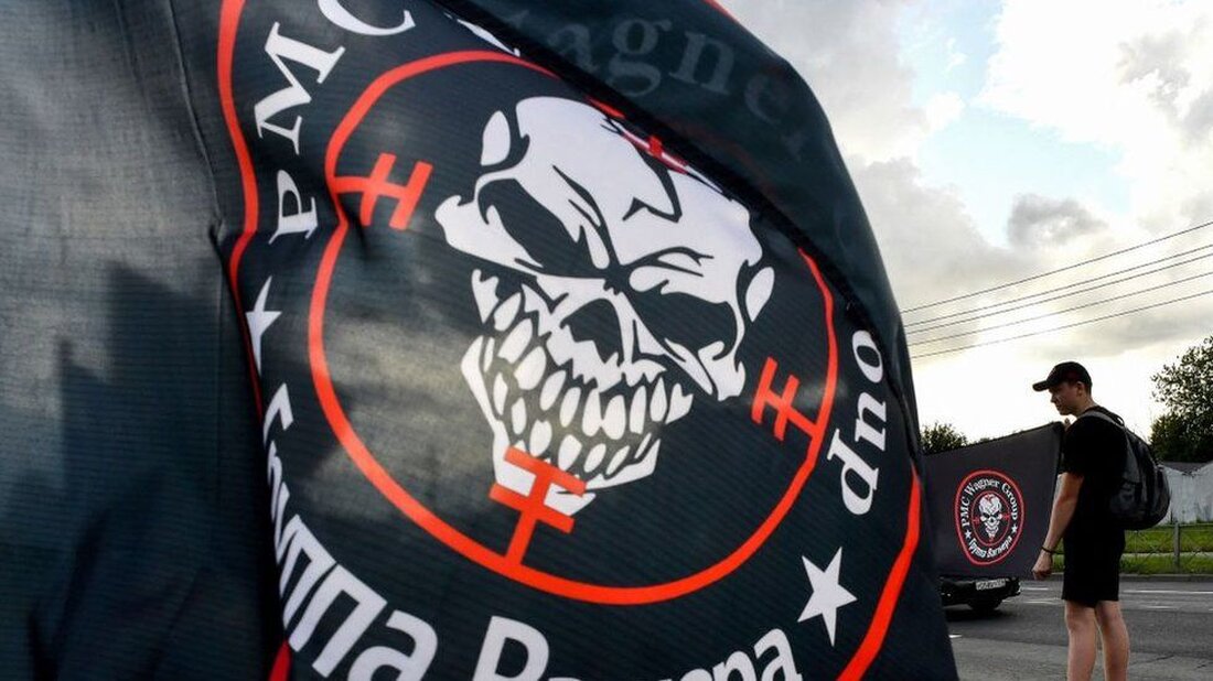 Das Vereinigte Königreich hat die russische paramilitärische Gruppe Wagner wenige Wochen nach dem Tod ihres Gründers Jewgeni Prigoschin offiziell als Terrororganisation verboten. Die Anordnung wurde am Freitag genehmigt und macht es illegal, Wagner-Mitglied zu sein oder ihn zu unterstützen. Denjenigen, die der Unterstützung der Paramilitärs für schuldig befunden werden, drohen hohe Geldstrafen und Strafen von bis zu 14 Jahren Gefängnis. Als sie letzte Woche die Anordnung vorschlug, bezeichnete Innenministerin Suella Braverman Wagner als „Bedrohung für die globale Sicherheit“. „Wagners anhaltende destabilisierende Aktivitäten dienen nur weiterhin den politischen Zielen des Kremls“, sagte Frau Braverman. „Sie sind schlicht und einfach Terroristen – …
