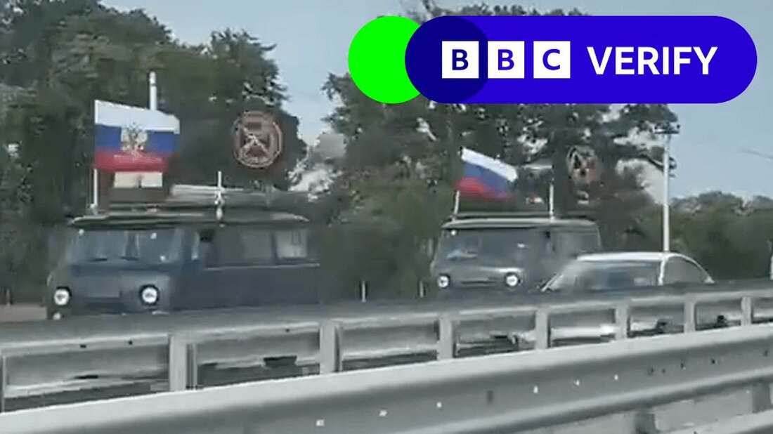 Ein großer Konvoi mutmaßlicher Wagner-Kämpfer ist aus Russland in einem neuen Lager in Weißrussland eingetroffen, wie neue Satellitenbilder zeigen. Die Analyse von BBC Verify zeigt, dass Dutzende Fahrzeuge in das Lager in Tsel einfuhren, einem stillgelegten Militärstützpunkt im Süden Weißrusslands – etwa 64 Meilen (103 km) von der Hauptstadt Minsk entfernt. Was zeigen die neuesten Satellitenbilder? Das Lager tauchte erstmals auf, kurz nachdem Ende Juni eine Vereinbarung zur Beendigung von Wagners Meuterei gegen das russische Militär getroffen worden war. Berichten zufolge beinhaltete ein Teil der Vereinbarung, dass Wagner-Truppen einer Verlegung nach Weißrussland zustimmten. Aktuelle Bilder deuten darauf hin, dass Wagner …