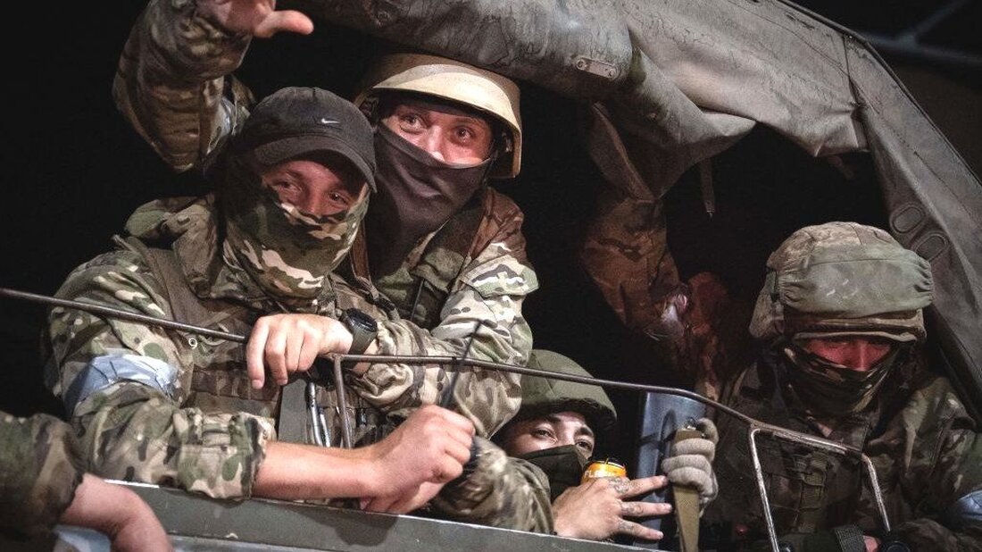 Die Wagner-Söldnergruppe „beteiligt sich nicht mehr in nennenswerter Weise an der Unterstützung von Kampfhandlungen in der Ukraine“, sagte ein Pentagon-Sprecher. Es kommt Wochen nach der 24-Stunden-Meuterei der Gruppe in Russland – eine Herausforderung für die Autorität von Präsident Wladimir Putin. Wagner soll Russland 2014 bei der Annexion der Krim geholfen haben und einige der blutigsten Schlachten der letzten Zeit ausgetragen haben. Es war maßgeblich an der Eroberung der östlichen Stadt Bachmut für Russland beteiligt. Im Rahmen des Abkommens, das den Aufstand im Juni beendete, wurde den Wagner-Kämpfern gesagt, sie könnten sich der regulären russischen Armee anschließen oder mit ihrem Anführer …