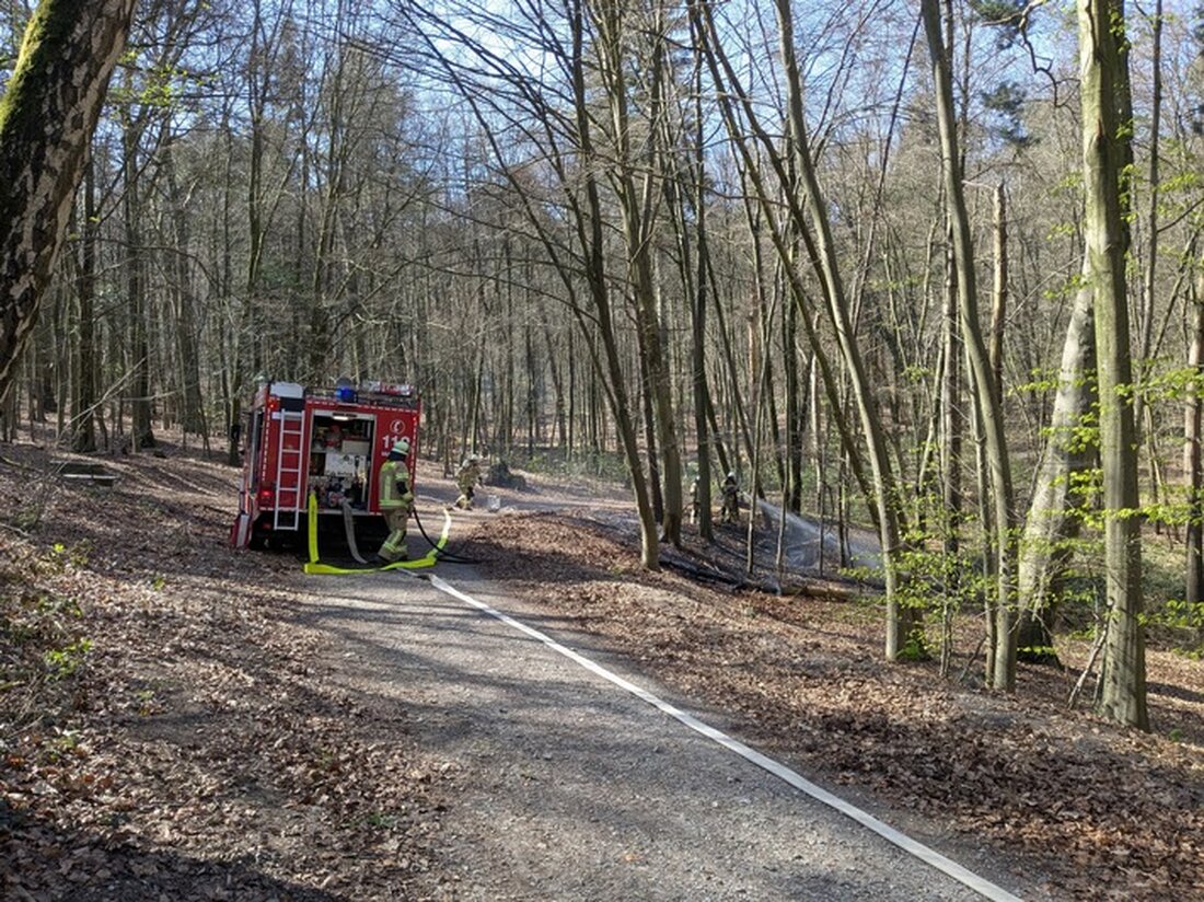 Feuerwehr Kleve kontrolliert schnell Waldbrand am Sternberg: Einsatz am 5. April 2025 nach Alarm durch Spaziergängerin erfolgreich.
