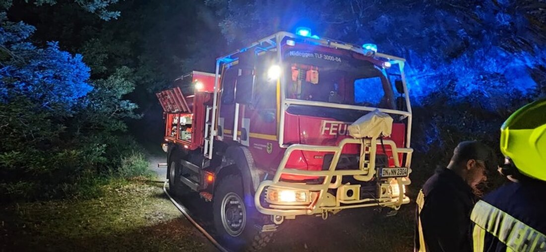 Am 13.05.2025 rückte die Feuerwehr Nideggen wegen eines Waldbrandes in Schmidt aus und nutzte ein spezielles Tanklöschfahrzeug zur effektiven Brandbekämpfung.
