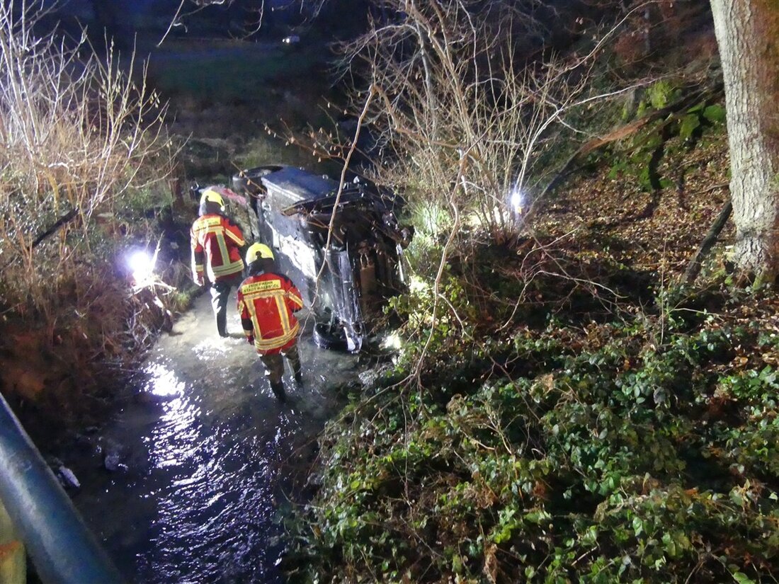 Ein 23-jähriger Autofahrer aus Waldbröl überschlug sich nach einem Ausweichmanöver und landete in einem Bach. Leichte Verletzungen.