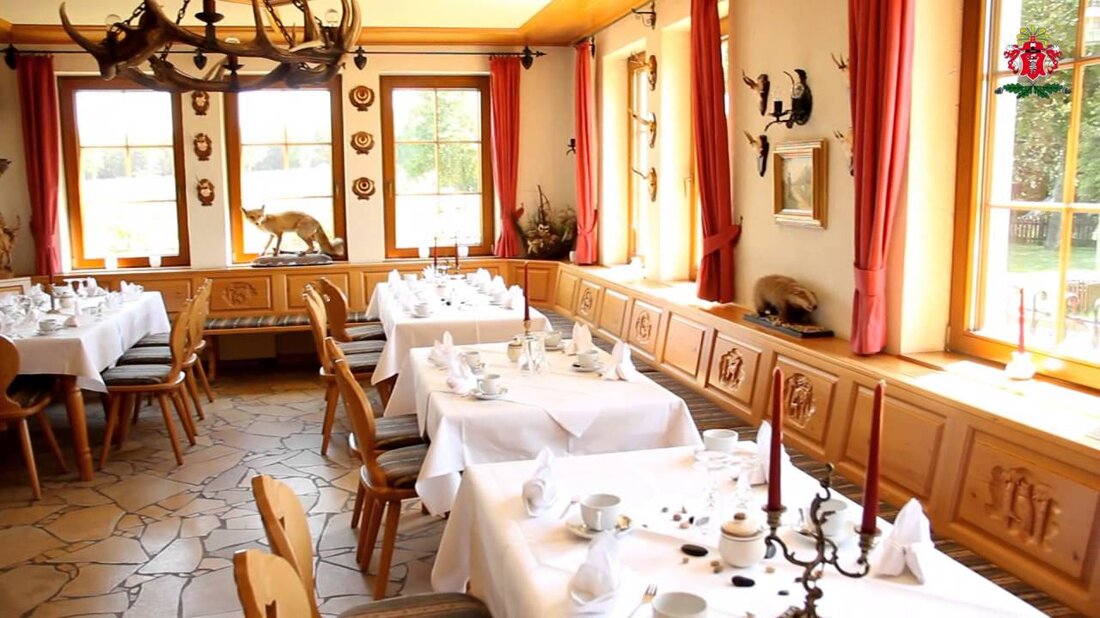 Willkommen im Waldhotel Forsthaus Dröschkau Umgeben von den Wäldern der Dahlener Heide befindet sich unser familiengeführtes Hotel in absolut ruhiger Lage inmitten einer großen Lichtung zwischen den Dörfern Belgern, Mühlberg / Elbe und Dahlen im Torgau-Delitzsch -Oschatz Bezirk. Als Familienhotel bieten wir alles, was einen erholsamen Urlaub ausmacht, vom Abenteuerspielplatz über die Kinderbetreuung bis hin zu günstigen Übernachtungen. Mit unserer zentralen Lage in Mittelsachsen und unseren modernen Seminarräumen sind wir auch ein beliebtes Event- und Konferenzhotel. Die Naturliebhaber unter unseren Gästen schätzen die Originalität der Wälder und Seen der Dahlener Heide, die Radfahrer unter ihnen die Nähe zum Elbradweg und …