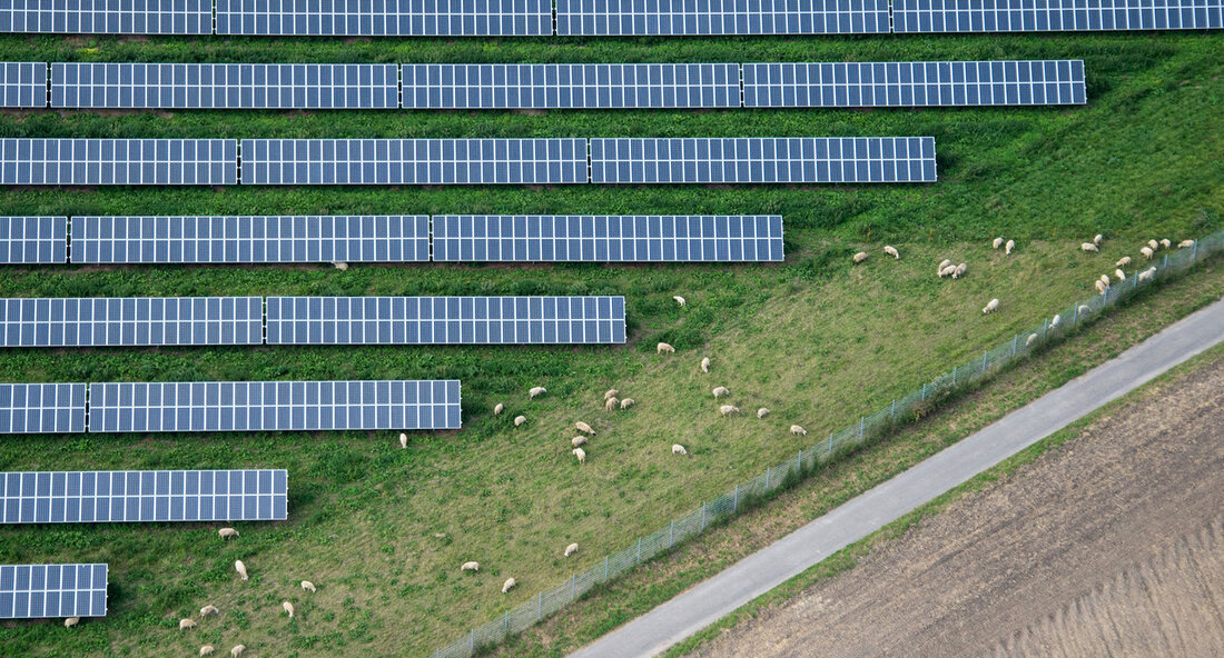 In Berlin hat der erste Photovoltaik-Gipfel mit Bundeswirtschaftsminister Robert Habeck sowie Vertreterinnen und Vertretern aus den Bundesländern und den betroffenen Verbänden stattgefunden. Um die Energiewende hin zu regenerativen Quellen erfolgreich zu gestalten, braucht es aus Sicht der Energieministerin Thekla Walker bessere und wirksamere Rahmenbedingungen auf Bundesebene. Am 10. März 2023 hat in Berlin der erste Photovoltaik-Gipfel mit Bundeswirtschaftsminister Robert Habeck sowie Vertreterinnen und Vertretern aus den Bundesländern und den betroffenen Verbänden stattgefunden. Die baden-württembergische Energieministerin Thekla Walker äußerte sich anschließend dazu: „Es ist wichtig, dass der Bundeswirtschaftsminister zu diesem Gipfel eingeladen hat. Denn der Ausbau erneuerbaren Energien und speziell der …