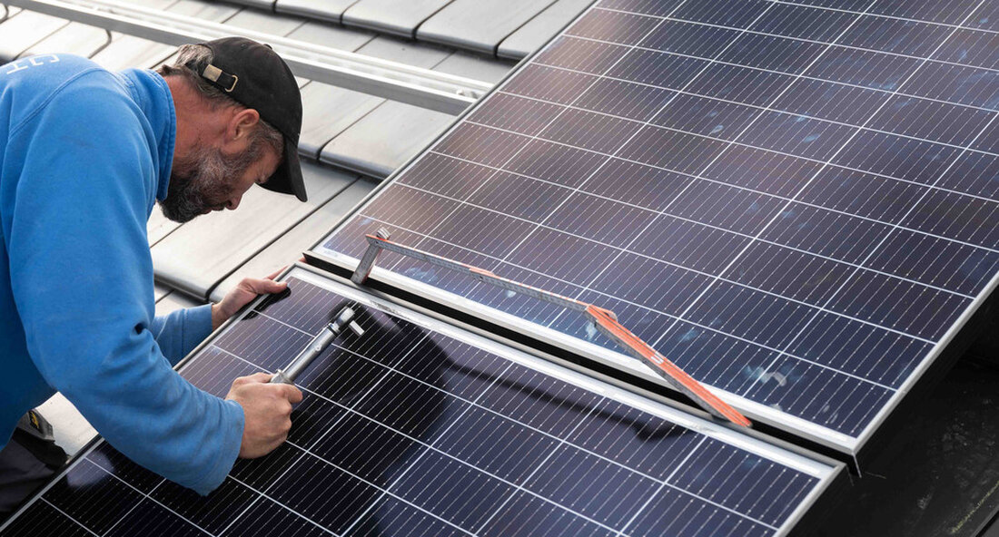 Beim achten Solarwirtschaftstag in Stuttgart wirbt Klimaschutzministerin Thekla Walker für eine bundesweite Photovoltaik-Pflicht bei allen Neubauten. Dies würde die Energiewende und den Klimaschutz entscheidend voranbringen. Umweltminister Thekla Walker hat bei Tag der Solarindustrie bundesweit geförderte Photovoltaik Pflicht auf allen Neubauten. „Die Solarenergie muss wieder die treibende Kraft sein für Energiewende und Klimaschutz sagte Walker. Beim Solar-Branchentag, der seit 2014 von Solarcluster Baden-Württemberg und dem Umweltministerium hat der Klimaschutzminister die Dringlichkeit des Ausbaus der erneuerbare Energien, insbesondere von Photovoltaik (PV) und Windanlagen, in Deutschland. Klimaziele erreichen und natürliche Ressourcen schützen „Mit der Ausweitung der PV-Pflicht auf alle Neubauten und bei grundlegenden …