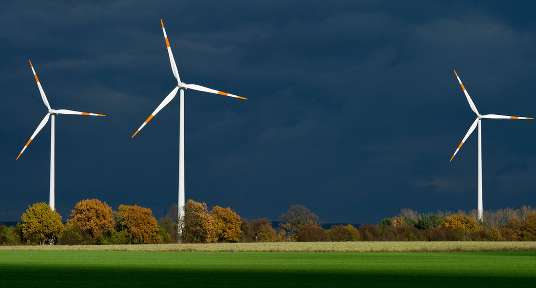 Mit der Windkraftvermarktungsoffensive sollen Flächen im Staatswald identifiziert und für den Ausbau der Windkraft zur Verfügung gestellt werden. Der Ausbau der Windenergie ist ein wesentlicher Baustein für ein klimaneutrales Baden-Württemberg. „Nicht erst seit den verheerenden Überschwemmungen haben die globalen Auswirkungen“ Klimawandel auch hierzulande schmerzlich spürbar. Der Ausbau der Windenergie ist ein entscheidender Baustein auf dem Weg zu einem klimaneutralen Baden-Württemberg“, sagte Ministerpräsident Winfried Kretschmann. „Mit unserem im Koalitionsvertrag (PDF) Die vereinbarte Vergabeoffensive zur Vermarktung von Staatswald und Landesflächen zur Nutzung von Windkraft soll bis zum ForstBW Flächen im Staatswald für den Ausbau der Windkraft werden identifiziert und zeitnah und umfassend …