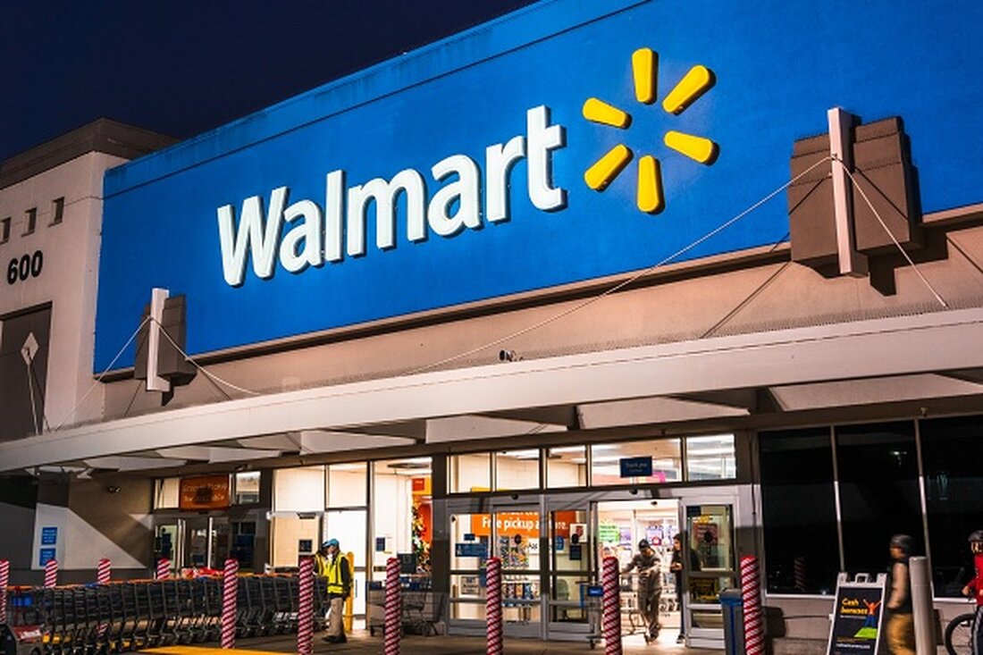 Walmart erweitert Pudgy Toys auf 3.100 Geschäfte und nutzt damit die NFT-Begeisterung. Jedes Spielzeug enthält einen QR-Code für den Zugriff auf die digitale Plattform Pudgy World. Pudgy Penguins NFT-Besitzer verdienen Lizenzgebühren durch die OverpassIP-Integration. Walmart, der Einzelhandelsriese, sorgt weiterhin für Aufsehen in der Welt der Sammlerstücke, indem er sein Angebot der Pudgy Toys-Serie erweitert, die von der beliebten Pudgy Penguins NFT-Kollektion inspiriert ist. Mit weiteren 1.100 Geschäften, die diese einzigartigen Spielzeuge jetzt führen, ist die Gesamtzahl der Walmart-Filialen, die Pudgy Toys verkaufen, in den Vereinigten Staaten auf beeindruckende 3.100 gestiegen. Diese Spielzeuge kosten zwischen 2,99 und 11,97 US-Dollar und richten &hellip;