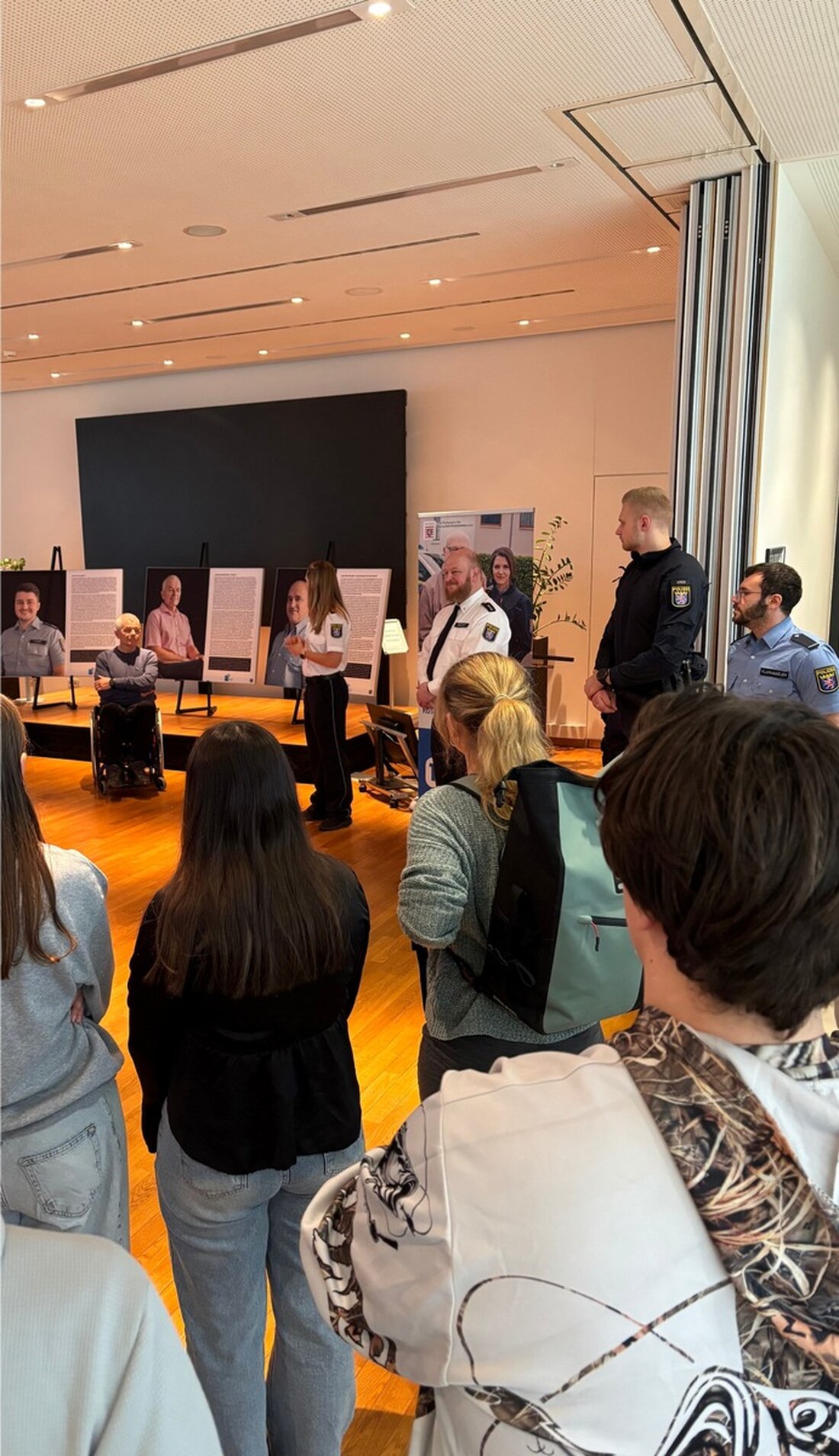 Die Wanderausstellung "Der Mensch dahinter" zeigt in Darmstadt die Perspektiven von Einsatzkräften und fördert Respekt und Toleranz.