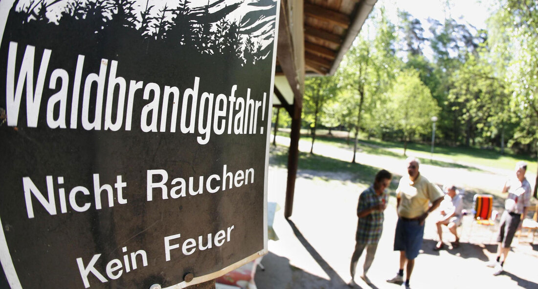 Innenminister Thomas Strobl warnt vor der erhöhten Waldbrandgefahr im Land. Der stellvertretende Ministerpräsident und Innenminister Thomas Strobl sagte zur erhöhten Waldbrandgefahr im Land: „Mit zunehmend schönem Wetter steigt auch wieder die Waldbrandgefahr. Der Deutsche Wetterdienst prognostiziert schon für diese Woche die zweithöchste Gefahrenstufe. Das nehmen wir sehr ernst – nicht zuletzt, weil wir vergangenes Jahr aufgrund der langen Trockenperiode weit überdurchschnittlich viele Waldbrände im Land hatten. Deshalb appelliere ich auch an die Menschen im Land, sich auch jetzt, mit Beginn der warmen und trockenen Jahreszeit, gerade im Wald umsichtig zu verhalten. Bisher wurden wir in Baden-Württemberg – auch dank der …