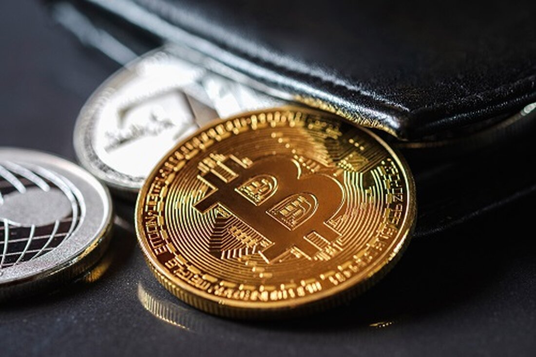Bitcoin wird über 30.000 US-Dollar gehandelt, obwohl der Dollar gegenüber anderen Fiat-Währungen stärker wird Die Nachricht, dass BlackRock die Einführung eines Spot-Bitcoin-ETF vorbereitet, hat geholfen Die Klagen der SEC sorgen für Unsicherheit Bitcoin wird auf einem 1-Jahres-Hoch gehandelt, nachdem es aus einer Konsolidierung ausgebrochen ist, die wie ein bullisches Flaggenmuster aussieht. Somit hat die Kryptowährung ein neues höheres Hoch erreicht und die bullische Tendenz trotz der Konsolidierung seit April beibehalten. Bei einem Handel über 30.000 US-Dollar ist es schwierig, eine pessimistische Wette auf Bitcoin einzugehen. Das trifft insbesondere zu, wenn man sich anschaut, was auf dem traditionellen Devisenmarkt passiert ist, …