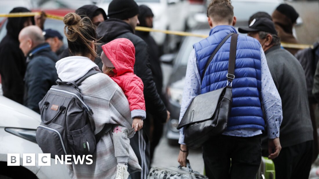 Schätzungen zufolge haben seit Beginn der groß angelegten Invasion der Ukraine Hunderttausende Russen ihr Land verlassen. Wir schauen uns an, wer sie sind, wohin sie gehen und warum sie gehen. Svetlana ist Anfang 30 und stammt ursprünglich aus einer Kleinstadt. Mit 18 Jahren zog sie nach Moskau, um an der Universität Physik zu studieren. Nach ihrem Abschluss arbeitete sie als Produktmanagerin für verschiedene Unternehmen. „Ich hätte nie gedacht, dass ich gehen müsste, ich hatte vor, in Moskau in den Ruhestand zu gehen“, sagt sie, „ich liebe Russland und ich habe mein Leben genossen.“ Schon vor dem Ukraine-Krieg hatten die Russen …
