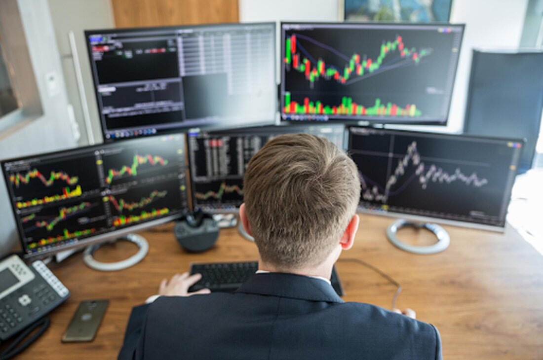 Die erste Frage, die Sie sich bei der Planung Ihres Trading-Monitor-Setups wahrscheinlich stellen werden, ist, ob mehrere Monitore notwendig sind. Die Antwort darauf ist unterschiedlich, aber Händler neigen aus mehreren Gründen dazu, mehrere Monitore zu verwenden. Der Handel kann eine stressige Aufgabe sein, und es ist die Aufgabe eines Händlers, Diagramme, Indikatoren und Ticker in Informationen umzuwandeln, die unsere Handelsziele unterstützen. Diese Aufgabe ist mit den richtigen Tools einfacher zu bewältigen, und die von Ihnen verwendeten Monitore können eine effiziente Arbeitsumgebung schaffen, in der Sie sich auf wichtige Details konzentrieren und unvorhersehbare Trendmuster aufschlüsseln können. Folgendes müssen Sie über die …