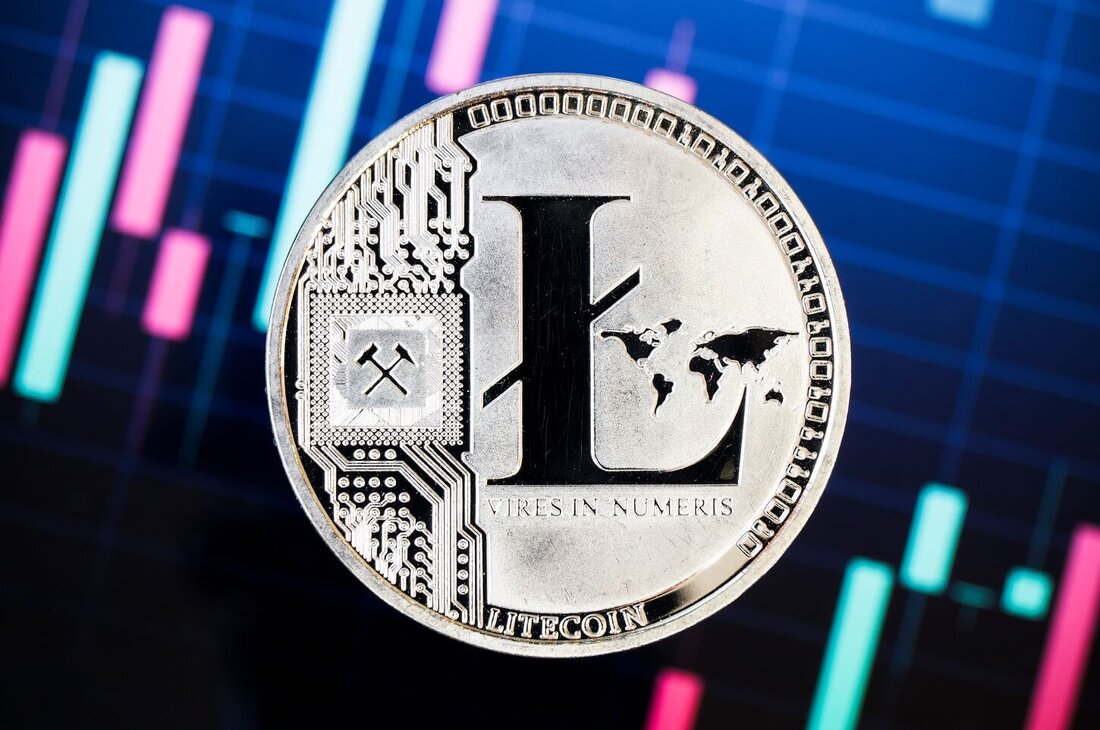 Der Litecoin-Preis erreichte am Freitag 110 US-Dollar, den höchsten Stand seit über neun Monaten. Ein bekannter Krypto-Analyst sagt, dass der makroökonomische Abwärtstrend für LTC möglicherweise vorbei ist. Litecoin (LTC) wird derzeit um die 104 US-Dollar gehandelt. Aber früher am Tag bewegte sich der LTC-Preis knapp über 110 US-Dollar, dem höchsten Stand seit letztem Juli. Der LTC-Preis erreichte im Mai 2021 ein Allzeithoch von 410 US-Dollar. Während die aktuellen Preise noch weit von diesem Höchststand entfernt sind, lässt der jüngste Aufschwung von Litecoin die Analysten vorhersagen, was als nächstes kommen könnte. Litecoin erreicht 110 US-Dollar: Ist LTC auf vertikale Gewinne eingestellt? …