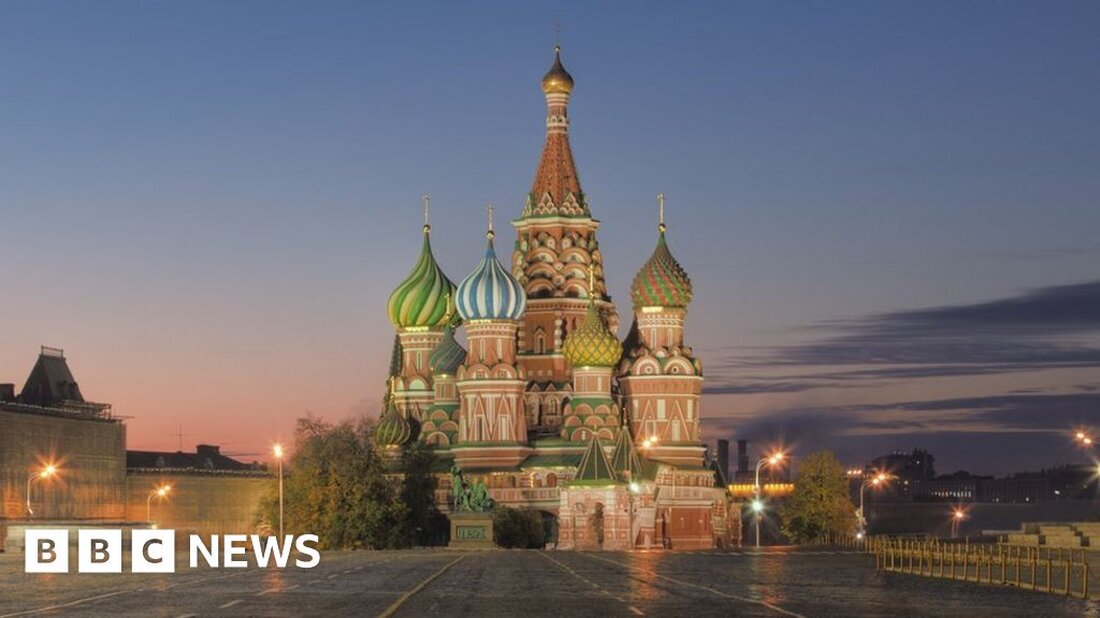 Die britische Regierung verschärft die Sanktionen gegen Russland und verbietet Diamantenimporte. Es hieß auch, dass mehr als 60 % der Kriegskasse von Präsident Putin – etwa 275 Milliarden Pfund – „immobilisiert“ worden seien. Was sind Sanktionen? Sanktionen sind Strafen, die ein Land einem anderen Land auferlegt, um zu verhindern, dass es aggressiv handelt oder gegen internationales Recht verstößt. Sie gehören zu den härtesten Maßnahmen, die Nationen ergreifen können, ohne einen Krieg auszulösen, und können sehr kurzfristig verhängt werden. Was sind die Diamantensanktionen? Großbritannien verbietet den Import von Diamanten aus Russland. Die USA haben im vergangenen Jahr ähnliche Pläne zum Verbot …