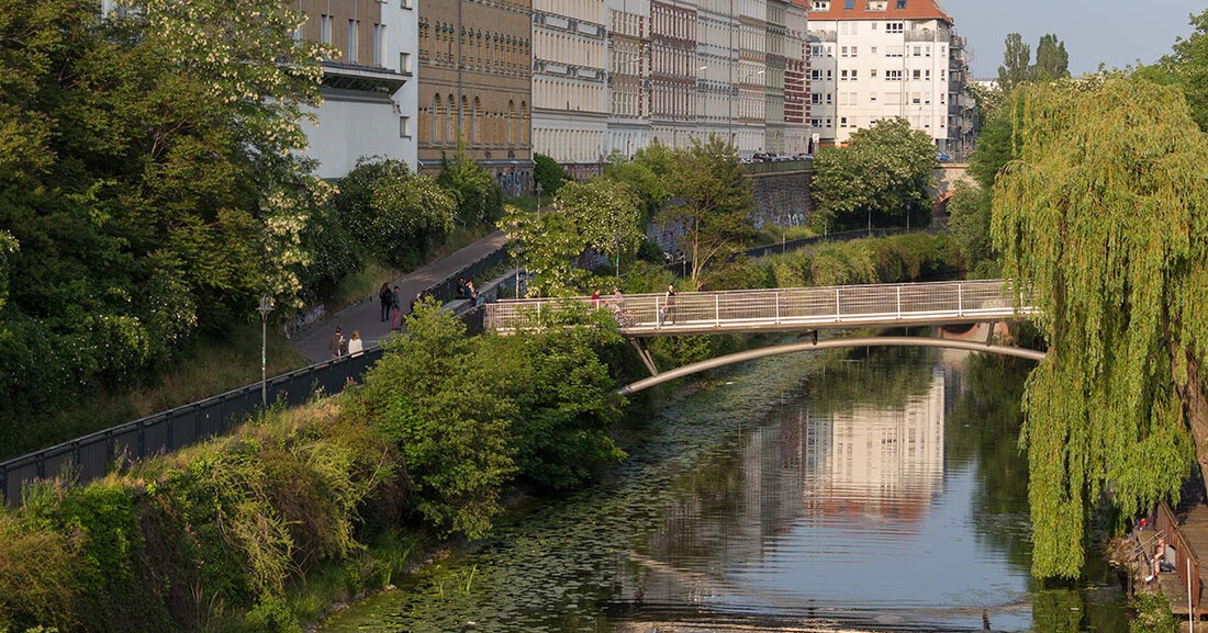 Wasserpflanzen im Karl-Heine-Kanal werden gemäht Von Mittwoch, 5. Juli 2023, bis voraussichtlich 14. Juli 2023 werden im Karl-Heine-Kanal zwischen Nonnenbrücke und Lindenauer Hafen die Wasserpflanzen mit Mähbooten zurückgeschnitten. © alephnull &#8211; stock.adobe.com Mit zwei speziellen Amphibienfahrzeugen mit einem höhenverstellbaren Schneidewerk wird das im Karl-Heine-Kanal typische Tausendblatt in der Fahrtrinne auf fünf Metern Breite und 1,6 Meter Tiefe gemäht. „Witterungsbedingt hat sich auch in diesem Jahr im Karl-Heine-Kanal ein dichter Pflanzenteppich entwickelt, der entfernt wird, um die natürliche Funktion des Fließgewässers zu erhalten“, erläutert Umweltbürgermeister Heiko Rosenthal. „Damit wird gleichzeitig der Gemeingebrauch, also die öffentliche Nutzung des Gewässers, gewährleistet.“ Mahd der &hellip;