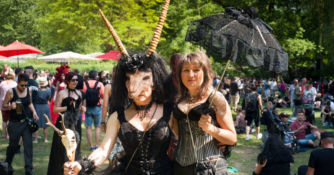 Wave Gotik Treffen 2023 Bereits zum 30. Mal wird Leipzig Schauplatz des wohl größten Familientreffen der dunklen Szene. Vom 26. bis 29. Mai 2023 finden sich Gothic-, Steam Punk- und Industrialfans zusammen, um das Wave-Gotik-Treffen (WGT) zu feiern. © Stadt Leipzig/ Bolko Kosel © Stadt Leipzig / Riccarda Schmidt © Olaf Jäger © Stadt Leipzig/ Bolko Kosel Mehr als 200 Bands und Künstlerinnen und Künstler haben sich angekündigt und stimmen die ganze Stadt musikalisch in ein schauriges und düsteres Ambiente. Zusätzlich gehören auch Lesungen und Vorträge, Ausstellungen, Partys, Theater und Varieté, Kirchen und Friedhöfe, Konzerte, Filmaufführungen und Weiteres zum Programm &hellip;