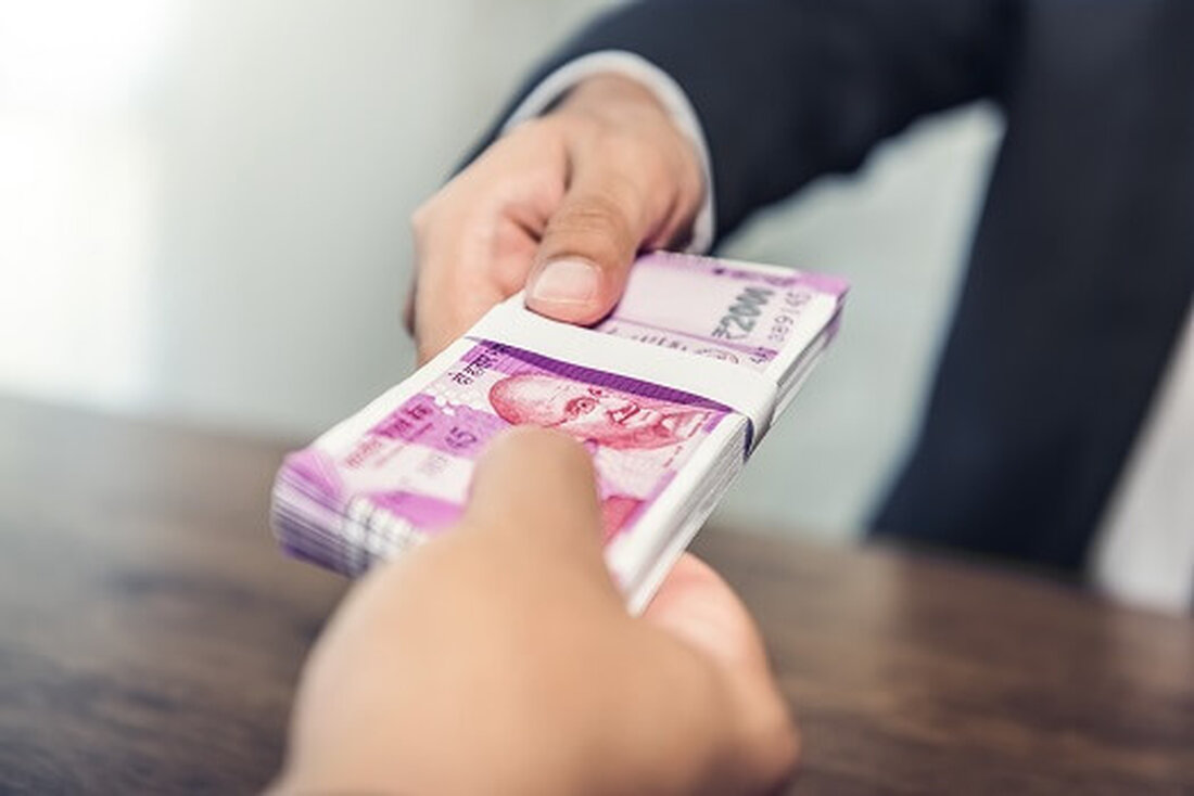 WazirX wird INR-Abhebungen ab dem 26. August 2024 schrittweise wieder aufnehmen. Benutzer können bis zu 66 % ihres INR-Guthabens abheben, wobei die Gebühren um 60 % reduziert sind. Kryptoabhebungen bleiben ausgesetzt, da WazirX ein Singapur-Programm implementiert. Die indische Kryptowährungsbörse WazirX hat eine schrittweise Wiederaufnahme der Abhebungen in indischen Rupien (INR) ab dem 26. August 2024 angekündigt, nachdem es im Juli zu einem schweren Cyberangriff gekommen war, der zu einem erheblichen Verlust von Geldern führte. Der Hack, bei dem über 230 Millionen US-Dollar gestohlen wurden, veranlasste die Börse, alle Abhebungen und Handelsgeschäfte einzustellen, um die Auswirkungen abzumildern und die Situation zu …