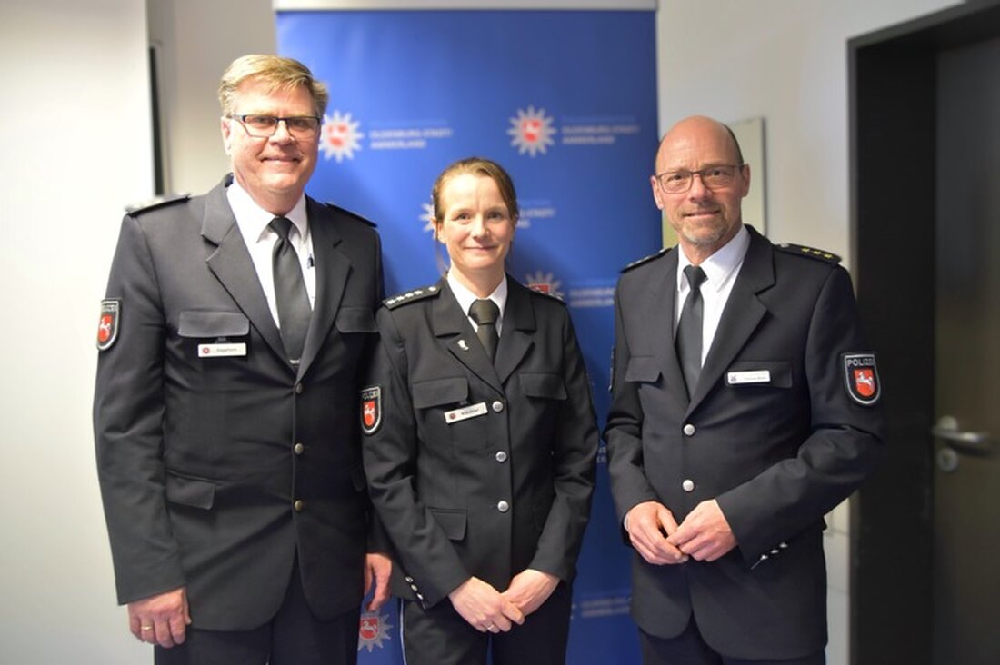 Polizeipräsident Andreas Sagehorn überträgt die Leitung des Autobahn-Polizeikommissariats Oldenburg an Andrea Wächter.