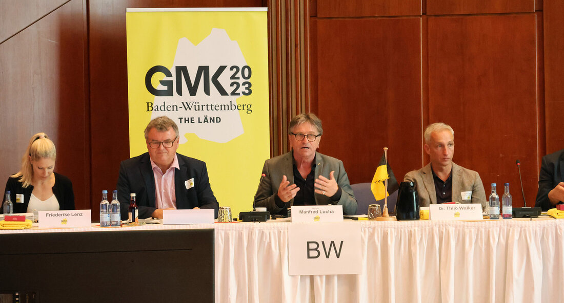 Gesundheitsministerkonferenz in Friedrichshafen beschließt wichtige Themen Die Gesundheitsministerkonferenz (GMK), unter der Leitung von Baden-Württemberg, hat in Friedrichshafen bedeutende Beschlüsse zu aktuellen gesundheitspolitischen Themen gefasst. Die zweitägige Konferenz, die am 5. Juli 2023 begann und noch bis zum 6. Juli andauert, behandelt drängende Herausforderungen im Gesundheitswesen. Dabei stehen unter anderem der Fachkräftebedarf, die Digitalisierung und Künstliche Intelligenz sowie die Krankenhausstrukturreform im Fokus der Diskussionen. Auf Einladung des GMK-Vorsitzenden, Manne Lucha, haben sich die für Gesundheit zuständigen Landesministerinnen und -minister sowie Senatorinnen zusammen mit Bundesgesundheitsminister Prof. Dr. Karl Lauterbach zur diesjährigen Präsenzsitzung am Bodensee versammelt. Das Treffen bietet die Möglichkeit eines Austauschs …