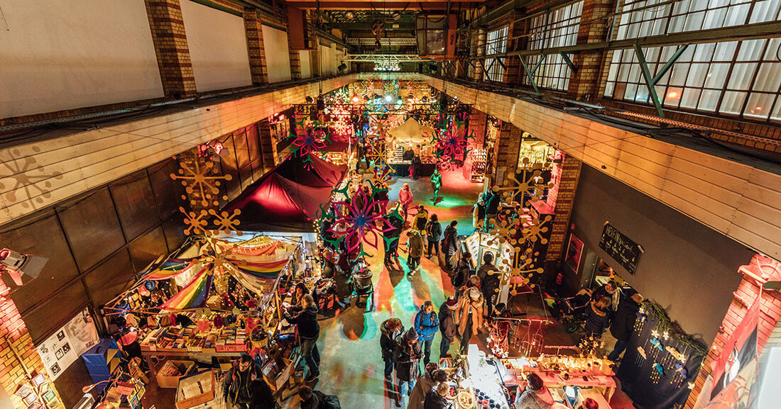 Weihnachten am Kreuz 2022 Vom 9. bis 18. Dezember 2022 lädt der Weihnachtsmarkt im Werk 2 zu einem vorweihnachtlichen Bummel über das Gelände der Kulturfabrik Leipzig. © Philipp Kirschner Nach zwei Jahren coronabedingter Pause verwandelt sich dieses Jahr im Dezember das Gelände des Werk 2 am Connewitzer Kreuz wieder in einen bunten Markt mit wunderbar weihnachtlichem Ambiente. An über 70 Ständen erwarten die Besucherinnen und Besucher Köstlichkeiten, Handgemachtes, Grafiken, Schmuck und Kleidung, Individuelles, Holzkunst und vieles mehr. Zusätzlich gibt es wieder ein umfangreiches weihnachtliches Rahmenprogramm mit vielen Mitmachangeboten, Veranstaltungen und offenen Werkstätten. Der Eintritt ist an allen Tagen frei. Der &hellip;