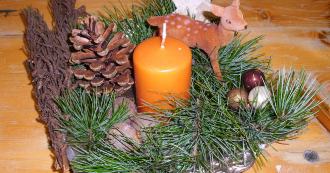 Weihnachtliche Dekoration selbst gestalten beim Adventsbasteln Am 26. November 2022, zwischen 14 und 18 Uhr, lädt das Schulbiologiezentrum Leipzig in den Botanischen Lehrgarten zum Adventsbasteln ein. An diesem Samstag vor dem ersten Advent können große und kleine Bastelfreunde nach verschiedenen Vorlagen Adventsgestecke und festliche Tischdekoration aus Naturmaterialen gestalten. Adventsgesteck aus dem Schulbiologiezentrum © Schulbiologiezentrum In weihnachtlicher Atmosphäre übt auch der 130-jährige Garten mit den Gewächshäusern und Tiergehegen einen besonderen Reiz auf seine Besucher aus und lädt zum Verweilen ein. Für das kulinarische Wohl sorgt der Förderverein des Schulbiologiezentrums. Der Eintritt ist kostenfrei, lediglich für die Herstellung der Gestecke und Dekorationen &hellip;