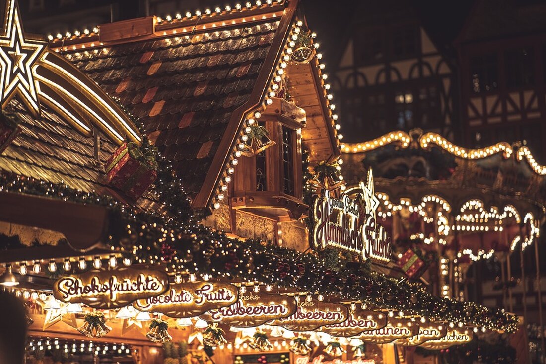 Im Schneegestöber werden die Verkaufsbuden aufgestellt Familiär und stimmungsvoll: Der Weihnachtsmarkt in Kohren-Sahlis ist für viele eine besondere Adresse. Am 2. Dezember findet er statt. Das erwartet die Besucher. Der Weihnachtsmarkt in Kohren-Sahlis Frohburg/Kohren-Sahlis. Im Schneetreiben aufgebaut wurde am Dienstag der Weihnachtsmarkt in Kohren-Sahlis. Die Agrargenossenschaft Kohrener Land lieferte die Verkaufsbuden an. Mitarbeiter der Stadt Frohburg fügten sie zusammen und stellten sie auf. Ein Tag voller Highlights Im stimmungsvoll geschmückten Pfarrhof ein Stück oberhalb des Marktes empfängt der Weihnachtsmarkt am 2. Dezember die Besucher. Eröffnet wird er 14.30 Uhr durch den Posaunenchor. Es gibt zahlreiche Stände regionaler Händler und Vereine, …