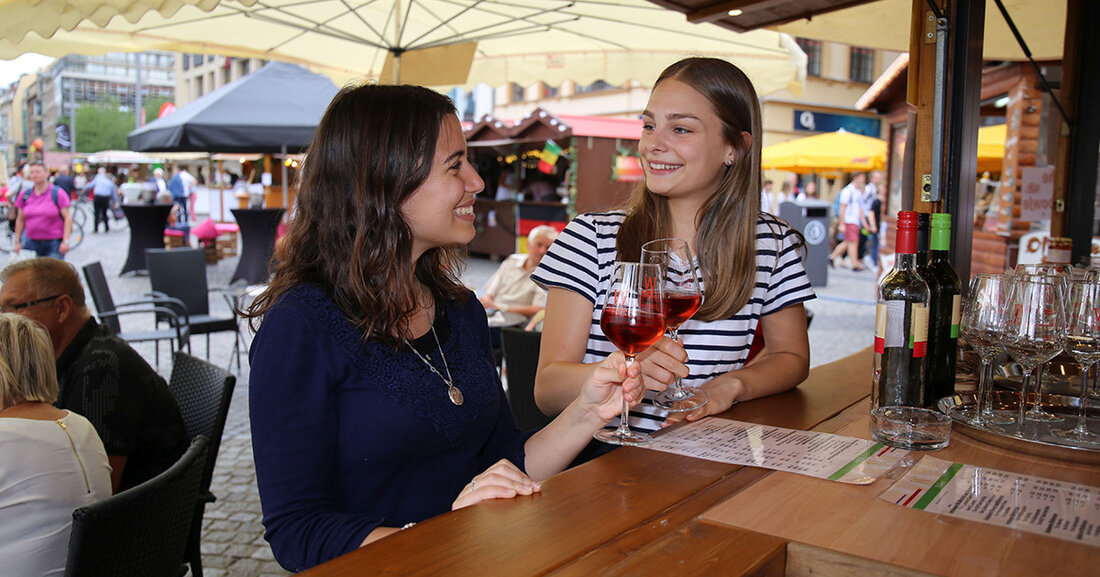 Das 24. Leipziger Weinfest findet vom 15. bis 26. Mai 2024 in der Innenstadt statt, wo die sächsische Weinkönigin Alona Chensok gemeinsam mit ihren Weinprinzessinnen Sabine Leonhardt und Nicole Baumgärtel das Fest eröffnen wird. Trotz der Abweichung vom üblichen Termin Anfang Juli, haben die Organisatoren einen neuen Termin um Pfingsten gefunden, der für die Winzer und Besucher gleichermaßen attraktiv ist. Das Fest ist täglich ab 12 Uhr geöffnet und bietet eine Vielzahl von Weinständen mit Vertretern aus verschiedenen Weinregionen, darunter Deutschland, Österreich, Ungarn, Südtirol und Frankreich. Neu in diesem Jahr ist die Möglichkeit, Weißweine aus Kalifornien, Südafrika und Australien zu …