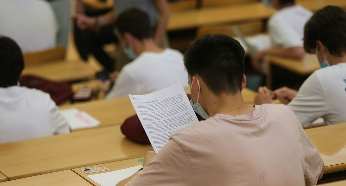 Die neue Corona-Verordnung für den Studienbetrieb soll dazu beitragen, die Präsenzlehre an den Hochschulen aufrechtzuerhalten. Ab sofort gibt es eine erweiterte Maskenpflicht, 2G in der Regel in der Warnstufe II und eine Ausweitung der Kontrollen. Angesichts der äußerst angespannten Pandemie-Situation und stark ansteigende Infektionszahlen in vielen Kreisen mussten sie Corona-Voraussetzungen für das Studium in Baden-Württemberg. „Wir tun alles, um den kürzlich wiedergewonnenen Präsenzstudienbetrieb für die Studierenden aufrechtzuerhalten“, sagte Wissenschaftsministerin Theresia Bauer. Erweiterte Maskenpflicht und 2G in der Regel in Alarmstufe II Ab Donnerstag, 25. November 2021, gilt innerhalb der Universitäten eine generelle Maskenpflicht. Ab Montag, 29. November 2021, müssen Studierende …
