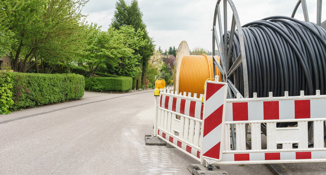 Baden-Württemberg finanziert mit weiteren 3,5 Millionen Euro den Breitbandausbau in fünf Bezirken. Im Jahr 2020 finanzierte der Staat den Breitbandausbau mit insgesamt 432 Millionen Euro. „Die Digitalisierung schreitet voran und verändert alle Lebensbereiche. Dies wird durch die aktuelle Pandemie beschleunigt. Kurzum: Die Digitalisierung verändert die Welt. In Baden-Württemberg nehmen wir diese Herausforderung mutig an und unterstützen unsere Kommunen mit aller Kraft beim Ausbau ihrer digitalen Infrastruktur. Mit unserer Finanzierung stellen wir sicher, dass das beste Internet den Menschen im ganzen Land so schnell wie möglich zur Verfügung gestellt wird “, sagte der Digitalisierungsminister Thomas Strobl anlässlich der Unterzeichnung der Förderbescheide …