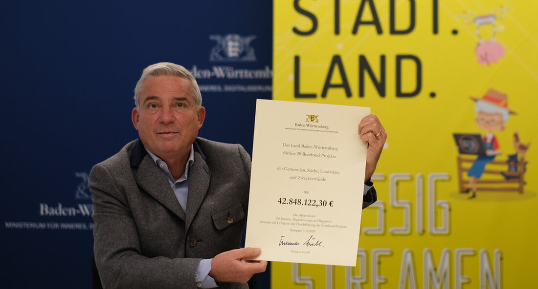 Digitalisierungsminister Thomas Strobl hat Breitband-Finanzierungsbescheide für rund 42,8 Millionen Euro übergeben. Weitere 28 Breitbandprojekte in 12 Distrikten werden finanziert. Dies bedeutet, dass der Staat im Jahr 2020 eine Finanzierung von 427,5 Millionen Euro bewilligte. „2020 war für unsere Kommunen ein Jahr der Turboerweiterung. Im Jahr 2020 wurden 427,5 Millionen Euro gefördert. Das sind fast so viele Ressourcen wie in den vier Jahren zuvor. Wir haben dieses Jahr 488 Breitbandprojekte finanziert. Wir können stolz auf diese Platte sein. Mit unserer Finanzierung stellen wir sicher, dass das beste Internet so schnell wie möglich für alle im ganzen Land verfügbar ist “, sagte …