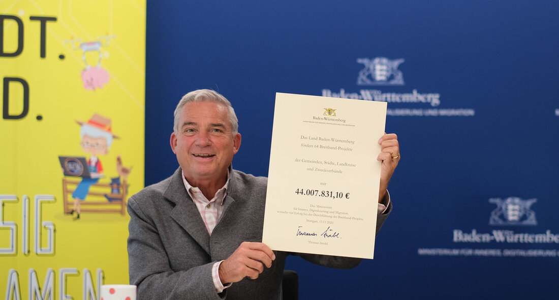 Baden-Württemberg investiert weitere 44 Millionen Euro in die digitale Infrastruktur des Landes. Insgesamt 64 Breitbandprojekte in 20 Distrikten profitierten von dieser Preisrunde. „Die Digitalisierung schreitet voran und verändert alle Lebensbereiche. Dies wird durch die aktuelle Pandemie beschleunigt. Kurzum: Die Digitalisierung verändert die Welt. In Baden-Württemberg sind wir mutig genug, diese Herausforderung anzunehmen und unsere Kommunen mit aller Kraft beim Ausbau ihrer digitalen Infrastruktur zu unterstützen “, sagte der stellvertretende Ministerpräsident und Digitalisierungsminister Thomas Strobl anlässlich der Übergabe von Förderbescheiden in Stuttgart. 823 Millionen Euro für 2.300 Breitbandprojekte Bislang wurden im Jahr 2020 376 Millionen Euro für den Breitbandausbau in Baden-Württemberg …