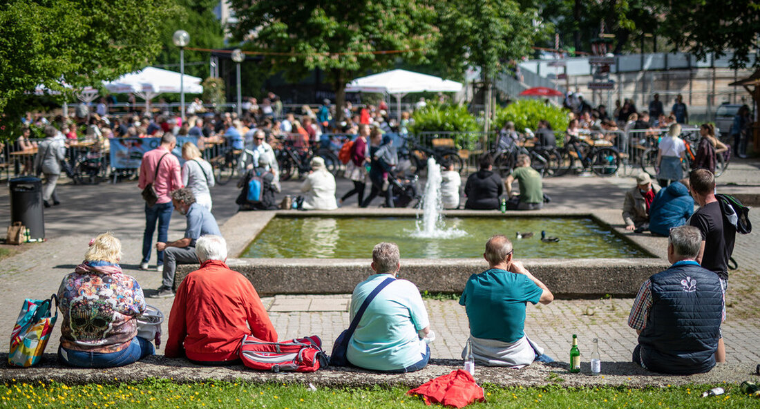 Angesichts der sinkenden Vorfälle in vielen Stadt- und Landkreisen in Baden-Württemberg hat die Landesregierung beschlossen, viele Bereiche weiter zu lockern und zu vereinfachen. Ab kommenden Montag gelten die neuen Regelungen der Corona-Verordnung. Auch in Baden-Württemberg sinkt in vielen Stadt- und Landkreisen die Zahl der täglichen Neuinfektionen, die 7-Tage-Inzidenz sinkt. Vor diesem Hintergrund hat das Kabinett am Donnerstag, 3. Juni, einer Änderung der Corona-Verordnung angenommen. Die dazugehörigen Regelungen treten am Montag, 07.06.2021 in Kraft. Die Verordnung sieht – je nach Infektionsrate – in vielen Bereichen weitere Lockerungen und Erleichterungen vor, zum Beispiel mit der Testpflicht. Vorsichtig und vorsichtig öffnen „Es gibt …