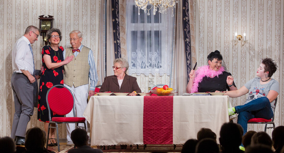 Das Förderprogramm für professionelle Privattheater im Land geht in eine neue Runde. Dafür stehen Mittel in Höhe von 200.000 Euro zur Verfügung. In dieser Förderrunde werden Bemühungen der Privattheater für mehr Nachhaltigkeit und Klimaschutz besonders berücksichtigt. Die Projektförderung für professionelle Privattheater in Baden-Württemberg geht in eine neue Runde: 200.000 Euro stehen für das Jahr 2023 bereit, wie Kunststaatssekretär Arne Braun am 9. Dezember 2022 in Stuttgart mitteilte. Mit dem Förderprogramm möchte das Ministerium für Wissenschaft, Forschung und Kunst herausragende Produktionen oder mehrjährige Konzeptionen von privaten Bühnen ermöglichen, bei denen der künstlerische Aspekt im Mittelpunkt steht. Kunststaatssekretär Arne Braun sagte: „Vor …