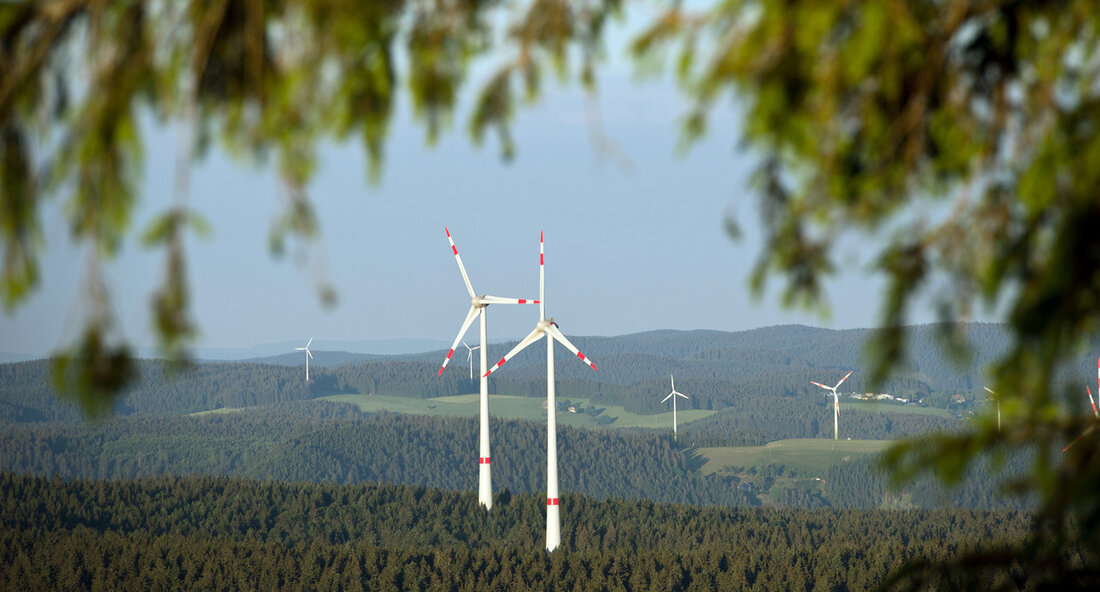 Baden-Württemberg: Fortschritte beim Windkraftausbau und die kürzesten Genehmigungsverfahren in Deutschland Das neue Dashboard der Landesanstalt für Umwelt in Baden-Württemberg bietet einen umfassenden Überblick über den Fortschritt beim Ausbau der Windkraft in der Region. Im Rahmen der Bemühungen, die Klimaziele zu erreichen, setzt das Land auf eine beschleunigte Umsetzung von Windkraftprojekten. Besonders bemerkenswert ist, dass Baden-Württemberg mit einer Durchschnittsdauer von nur 7,3 Monaten die schnellsten Genehmigungsverfahren für Windkraftanlagen in ganz Deutschland aufweist. Das Land hat sich das ambitionierte Ziel gesetzt, bis 2030 die Treibhausgasemissionen im Vergleich zu 1990 um mindestens 65 Prozent zu reduzieren und bis 2040 klimaneutral zu werden. Um …
