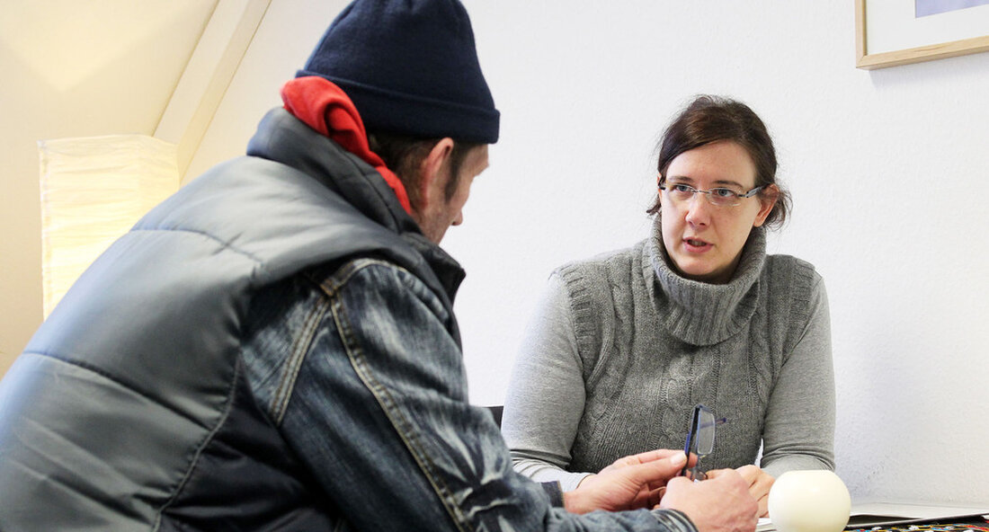 Das Land hat beschlossen, Soforthilfe in Höhe von acht Millionen Euro für die Integration von Vertriebenen aus der Ukraine bereitzustellen. Kommunen können zum Beispiel das Integrationsmanagement temporär stärken, die Beratung ausbauen oder Traumasprechstunden anbieten. Auf der Sitzung der Steuerungsgruppe Ukraine haben die Ministerpräsidenten auf Vorschlag des Ministeriums für Soziales, Gesundheit und Integration ein Soforthilfepaket für die Kommunen in Höhe von acht Millionen Euro beschlossen. Damit soll die Integration von Flüchtlingen aus der Ukraine vor Ort weiter verbessert werden. „Mit der finanziellen Unterstützung können Kommunen zum Beispiel die Zahl der Mitarbeiter im Eingliederungsmanagement temporär erhöhen, die Beratung ausbauen oder Traumasprechstunden anbieten“, &hellip;
