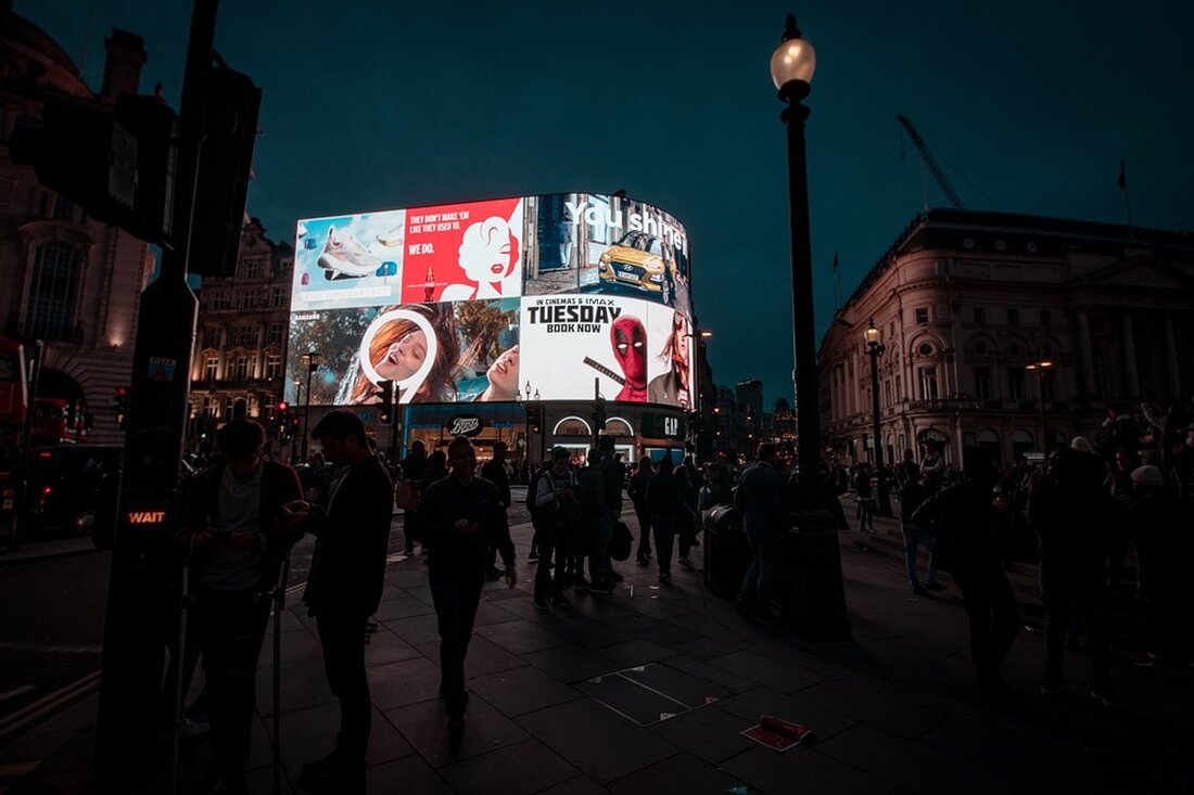 Entdecken Sie die Ausstellung "ZERO, UNTIL YOU BEGIN TO SEE SOMETHING ELSE" von Viktória Heiser im mp43-projektraum in Berlin. Tauchen Sie ein in die Welt der "Werbung des Verzichts" und erforschen Sie die Kraft der direkten Substitution in der zeitgenössischen Konsumkultur. Besuchen Sie die Ausstellung vom 11. bis 24. August 2024, jeden Donnerstag und Samstag von 15:00 bis 18:00 Uhr.