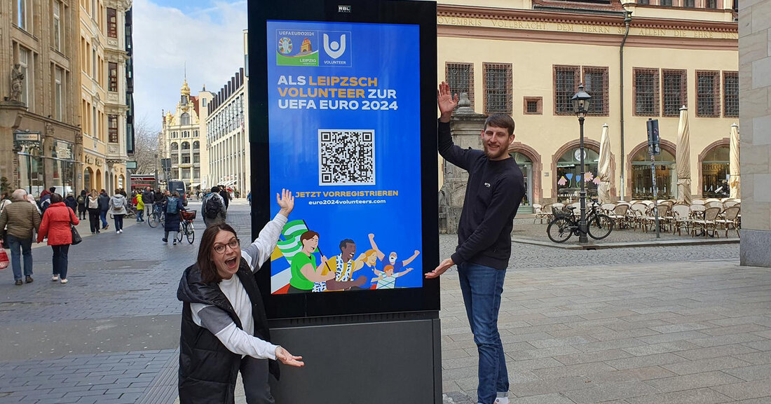 Werde Teil der UEFA EURO 2024™ in Leipzig: Vorregistrierung für Volunteers gestartet 444 Tage bevor der Ball bei der UEFA EURO 2024™ rollt, nimmt die Suche nach 1.600 Volunteers in Leipzig Fahrt auf. Interessierte können sich bereits jetzt unverbindlich vorregistrieren, um keine wichtigen Informationen zu verpassen. Die offizielle Bewerbungsphase startet, genau ein Jahr vor Turnierbeginn, am 14. Juni2023. © Stadt Leipzig/kh Du bist mindestens 18 Jahre alt und im Sommer 2024 für sechs Tage oder mehr verfügbar? Dann ist das deine Chance Teil der EURO 2024 zu werden! Wähle aus über 25 verschiedenen Einsatzbereichen deine/n Wunschbereich/e aus. Vorregistrierung für Volunteer Programm &hellip;